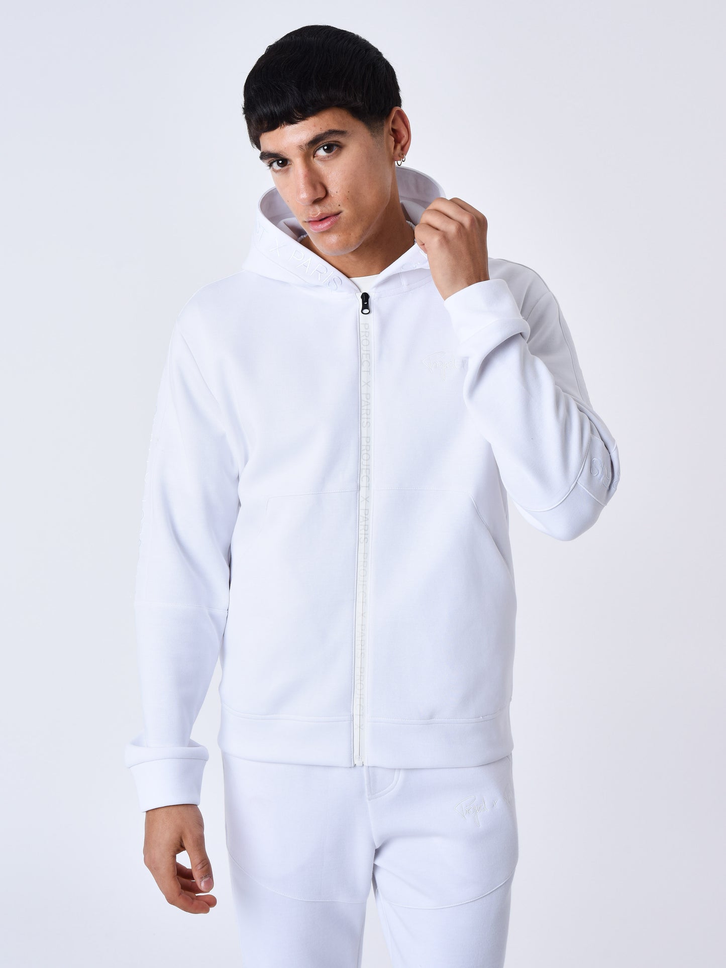 2333108-1-blanc