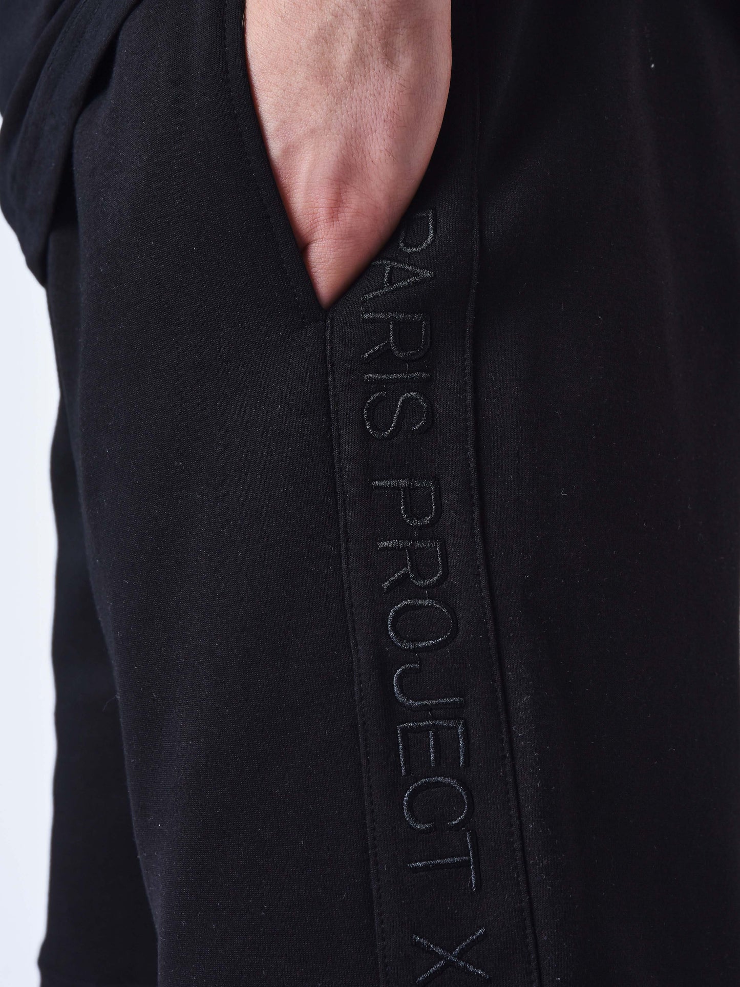 2340027-noir-detailshot