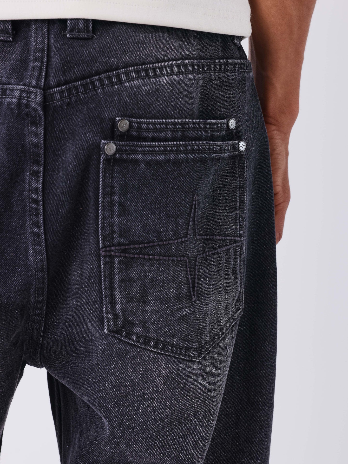 Jeans dritti in denim nero slavato
