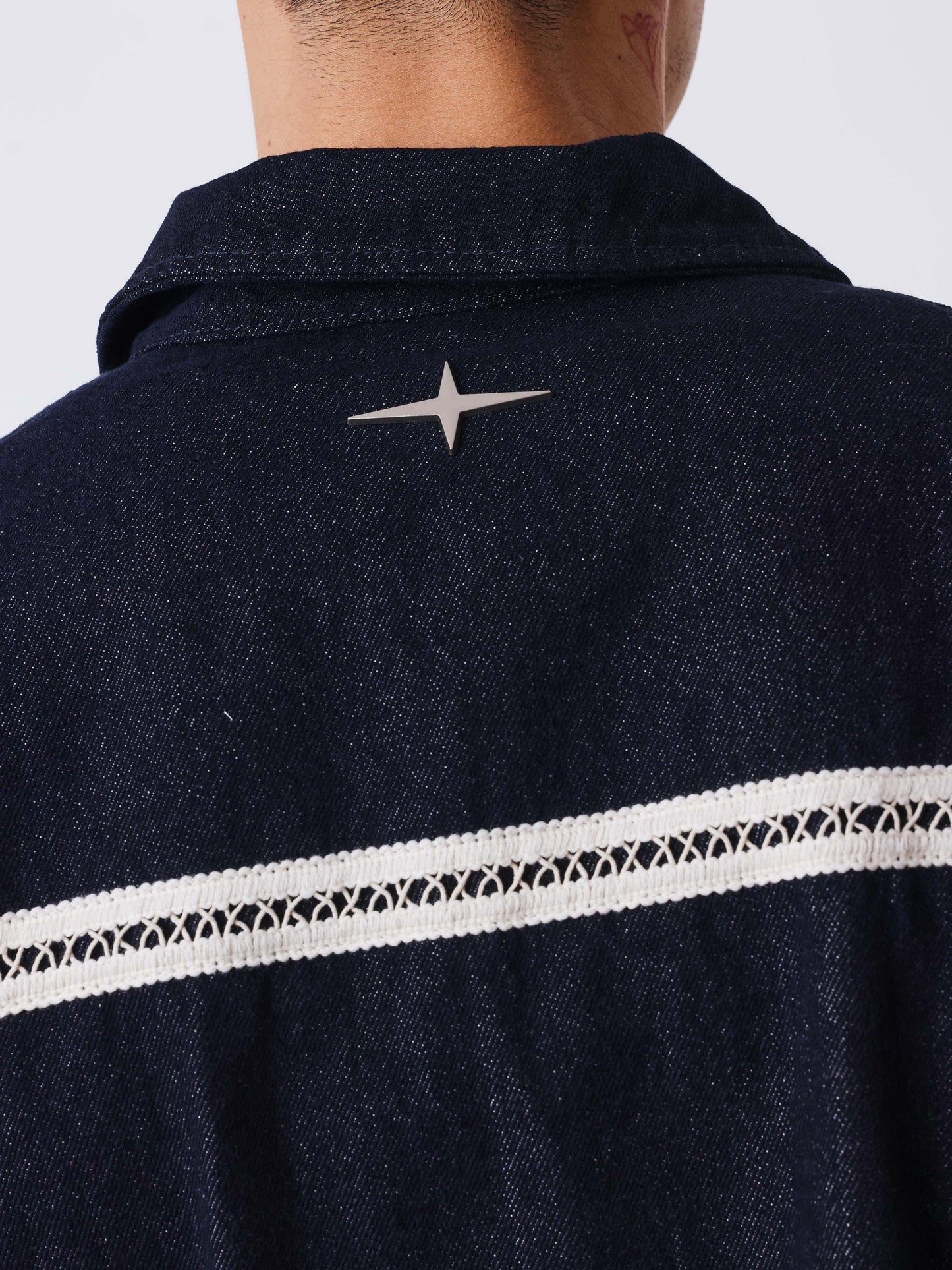 Tofarvet denimjakke med hæklede detaljer