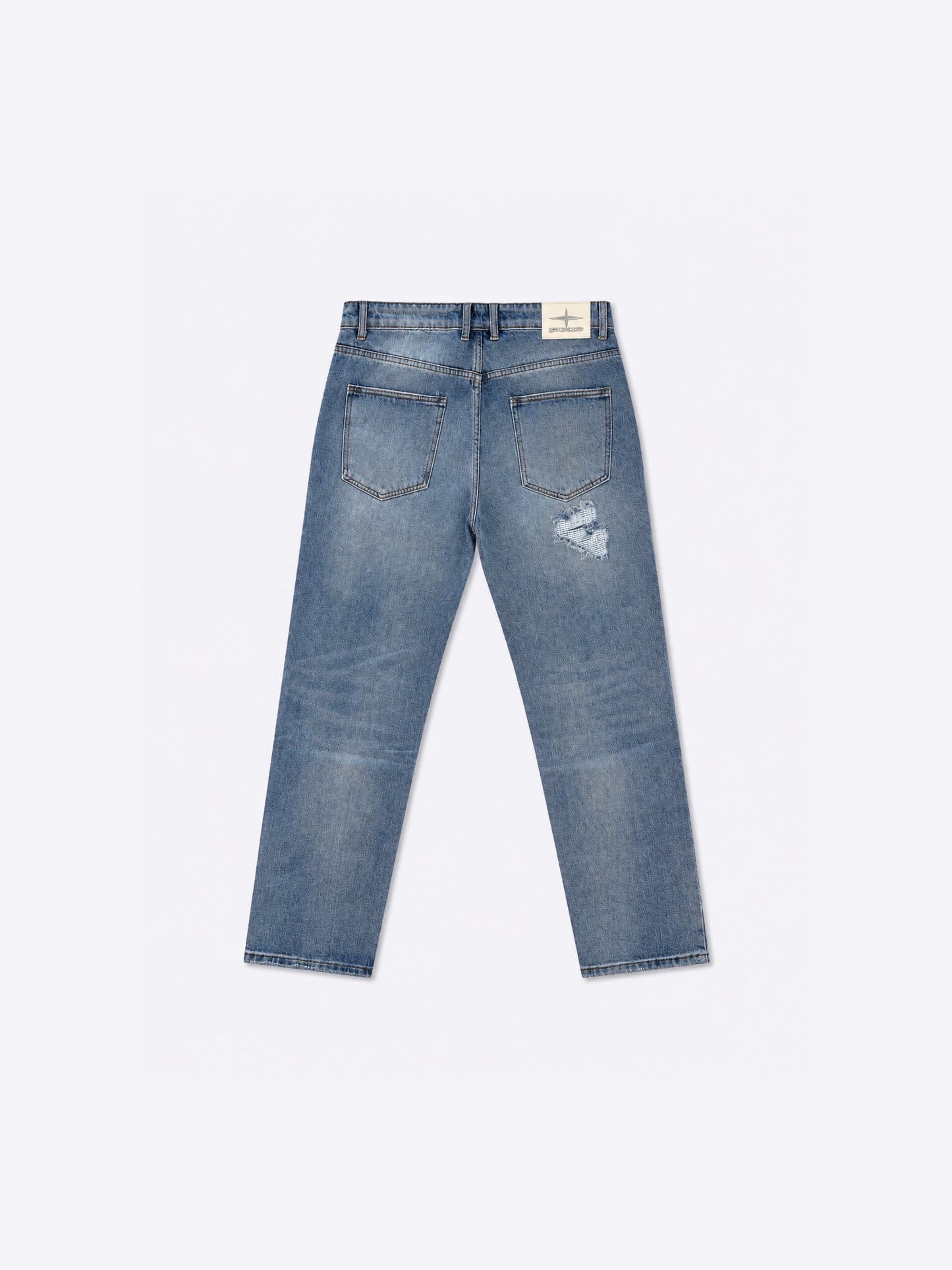 Calça jeans com detalhes rasgados