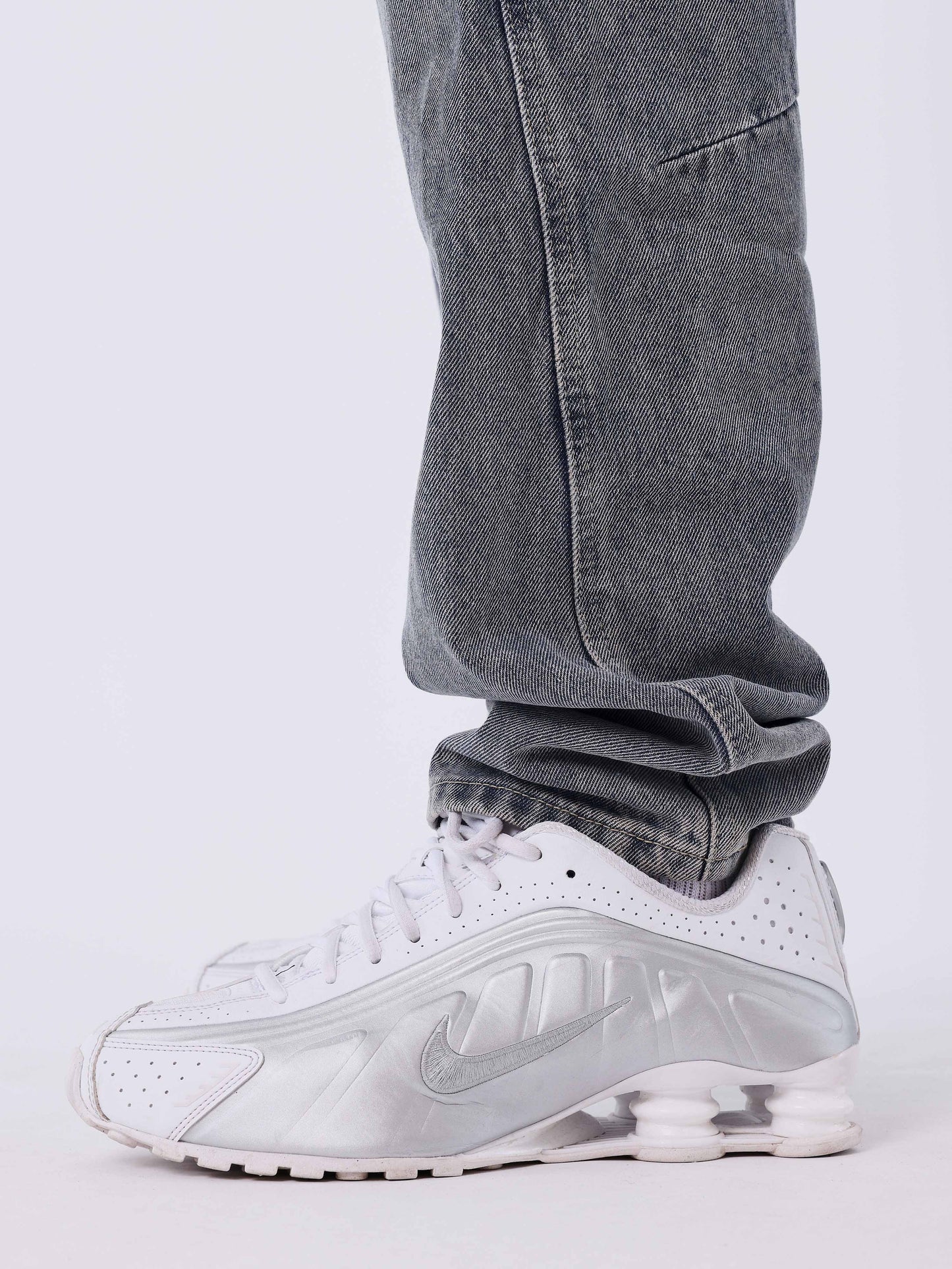 Jeans mit Used-Effekt und beweglichem Schnitt