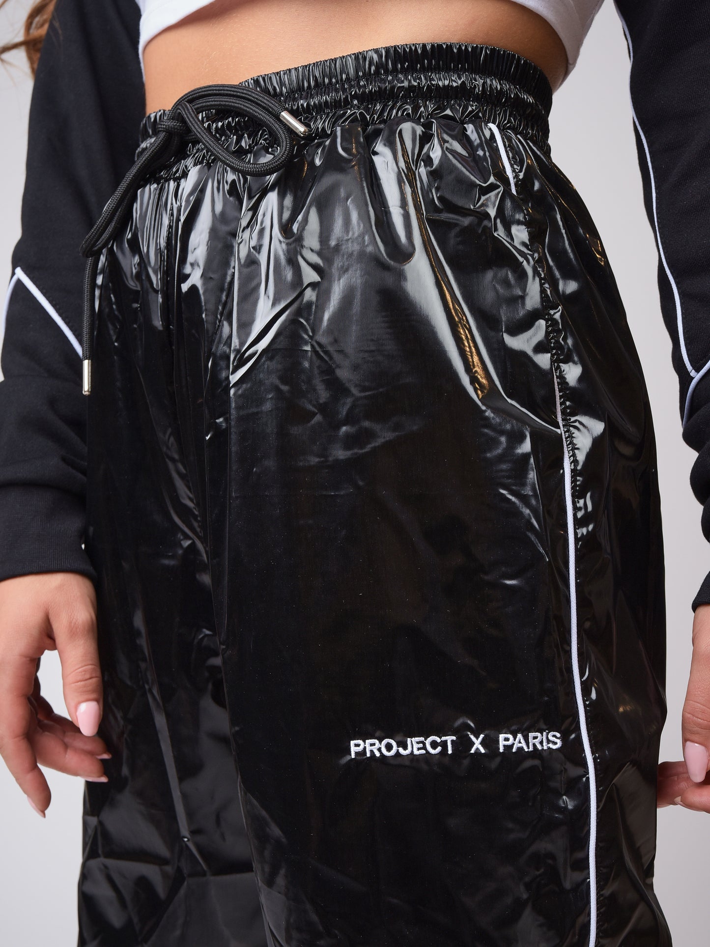bas-de-jogging-effet-vinyle-f204032-noir-modelshot
