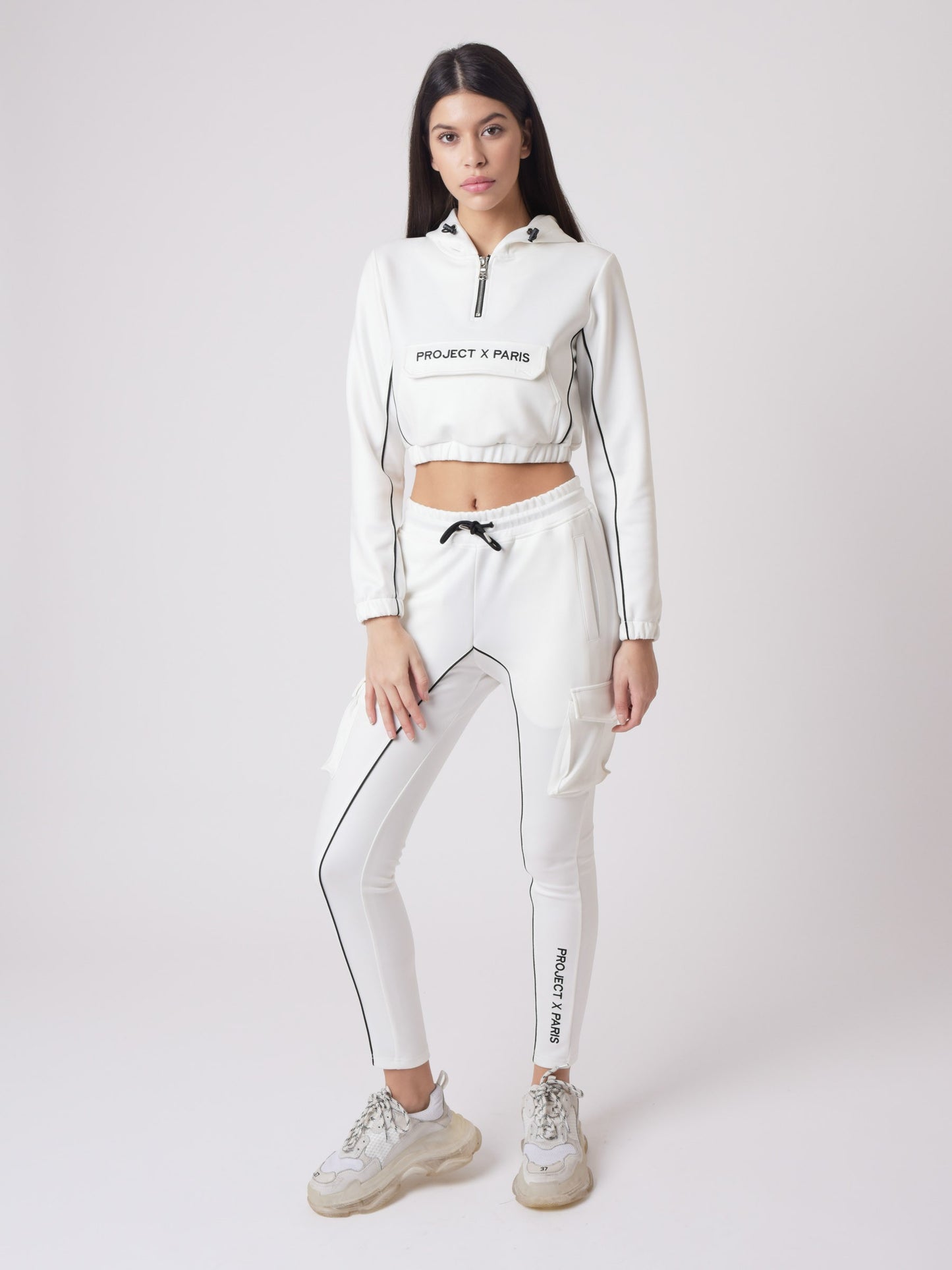 bas-de-jogging-piping-et-broderie-contrastes-blanc-modelshot