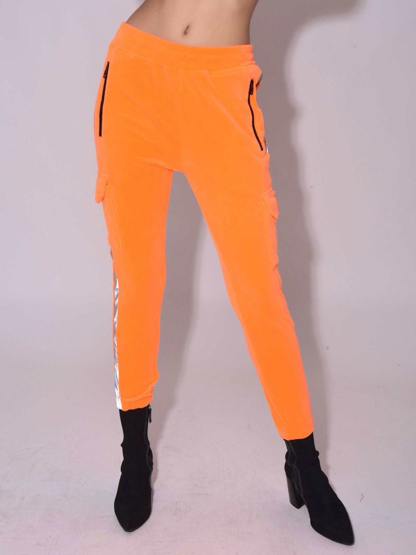 bas-de-jogging-velvet-type-cargo-a-bande-reflechissante-cote-f194057-orange-modelshot