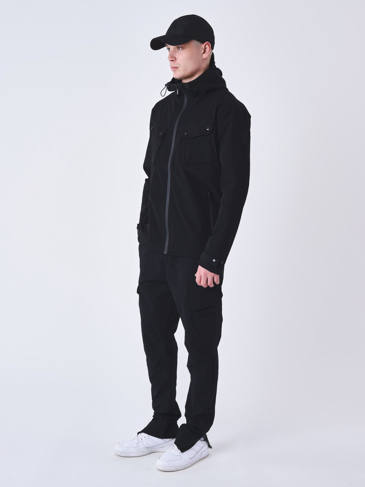 blouson-techwear-contraste-noir-modelshot