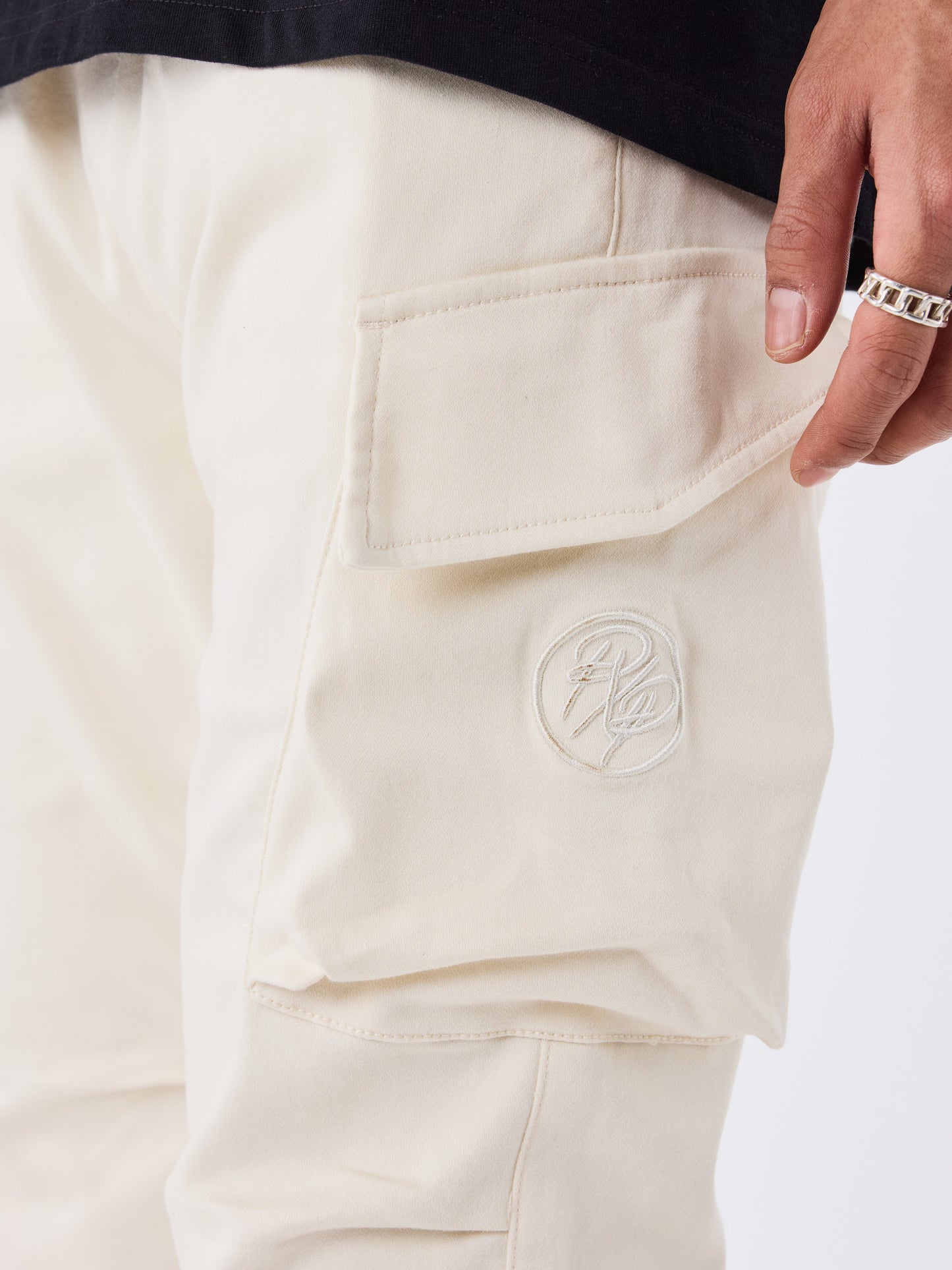 cargo-a-details-monogramme-craie-detailshot