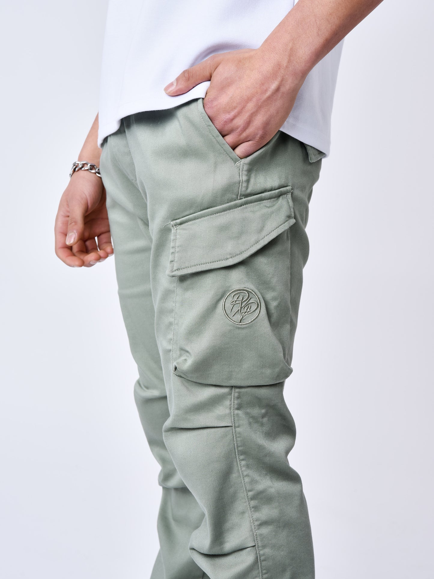 cargo-a-details-monogramme-olive-modelshot