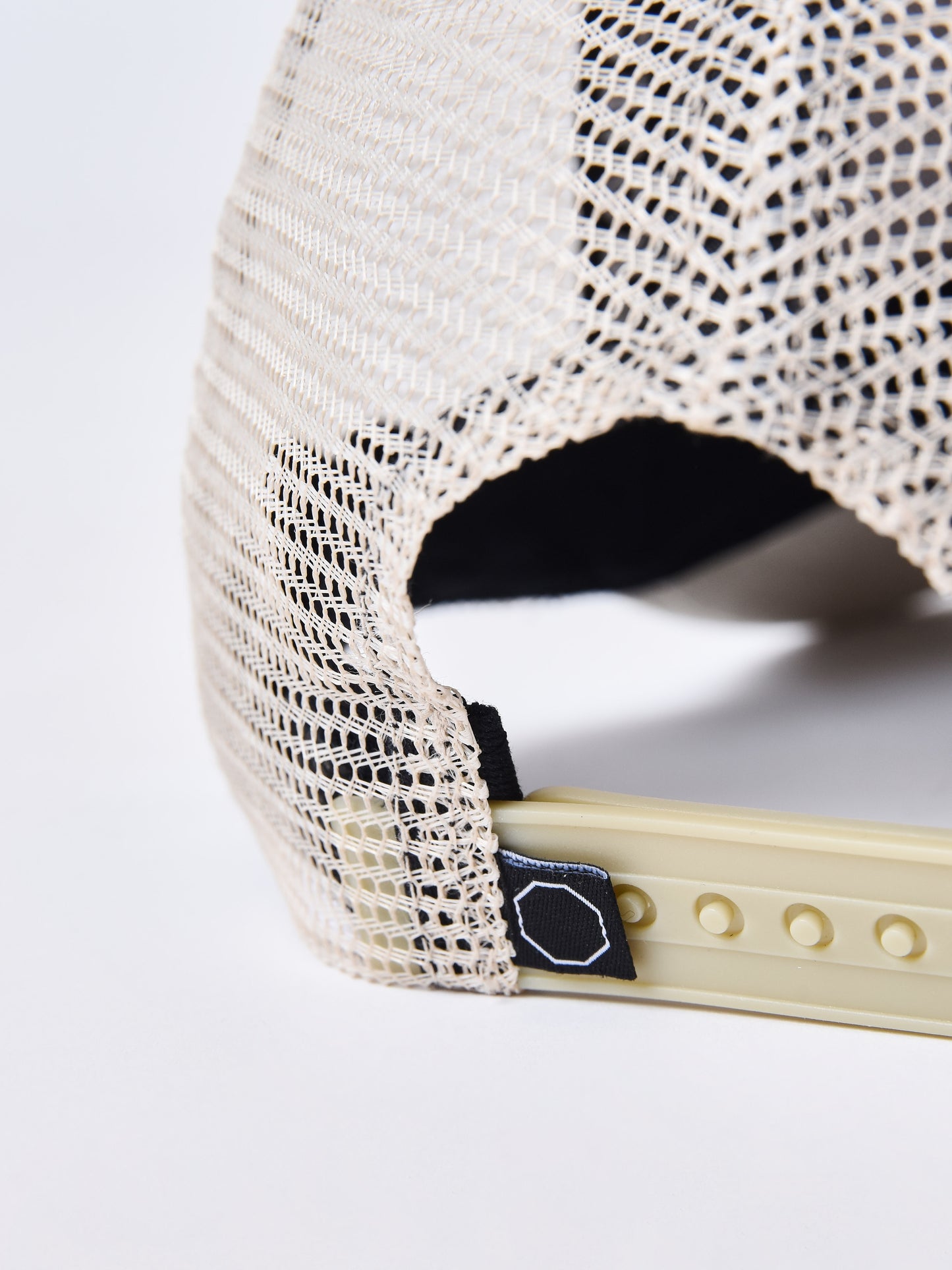 casquette-ajustable-unisexe-greige-detailshot