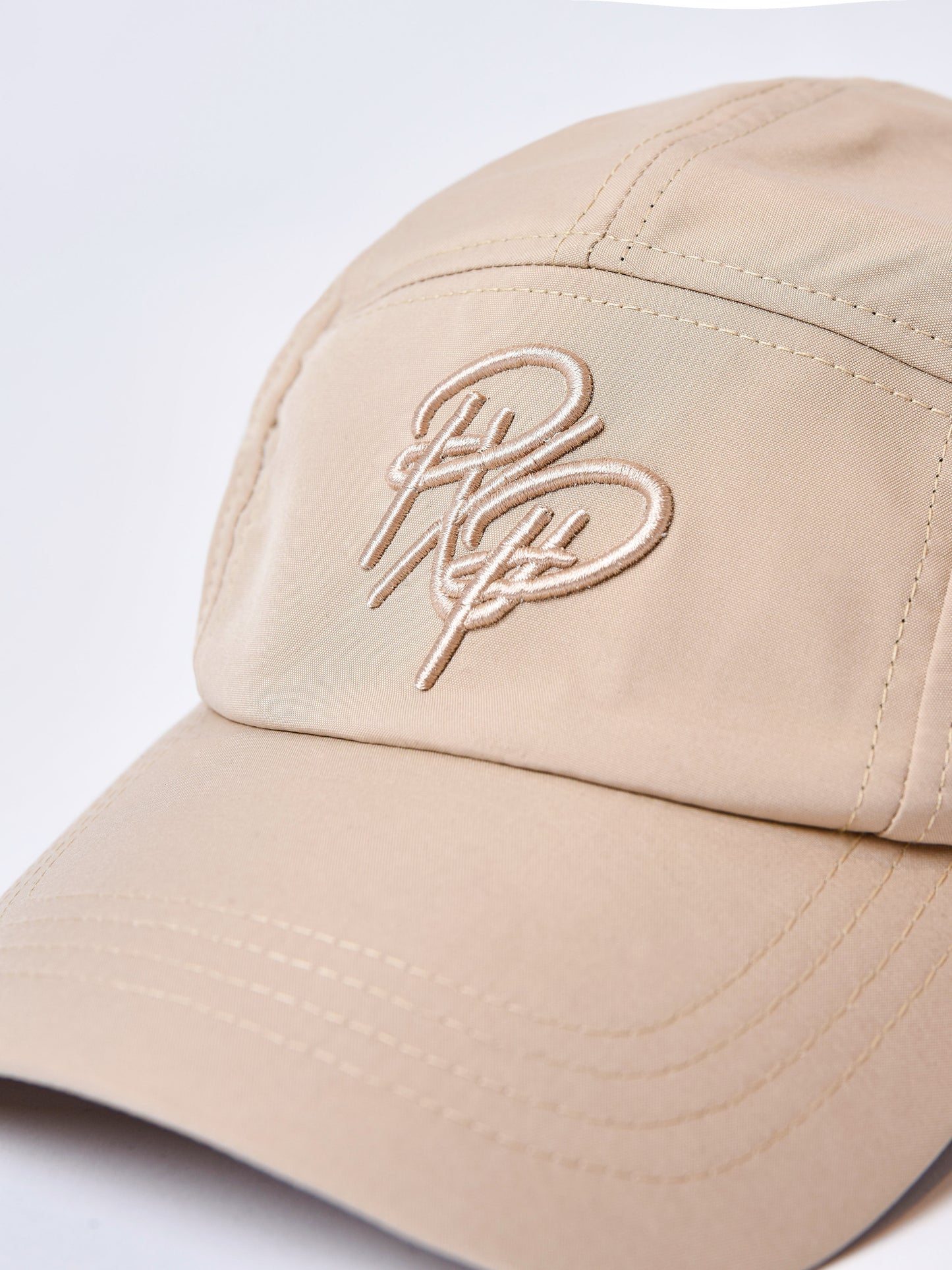 casquette-en-matiere-technique-beige