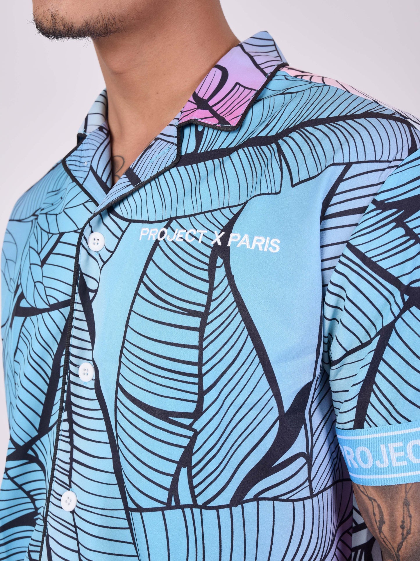 chemise-decontractee-imprime-tropical-avec-col-a-revers-bleu