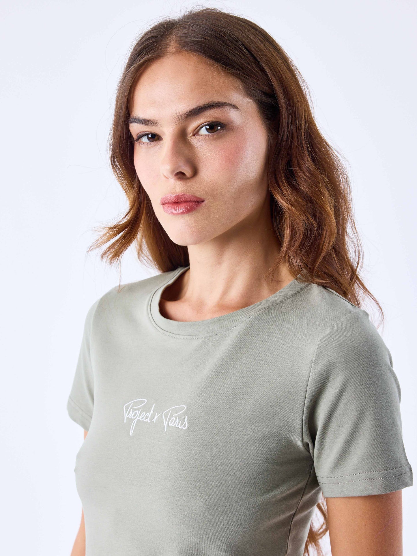 crop-top-essentials-olive-modelshot