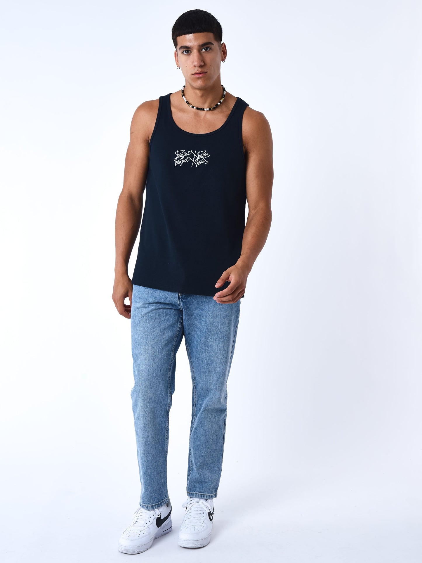 debardeur-a-logo-brode-bleu-ciel-modelshot