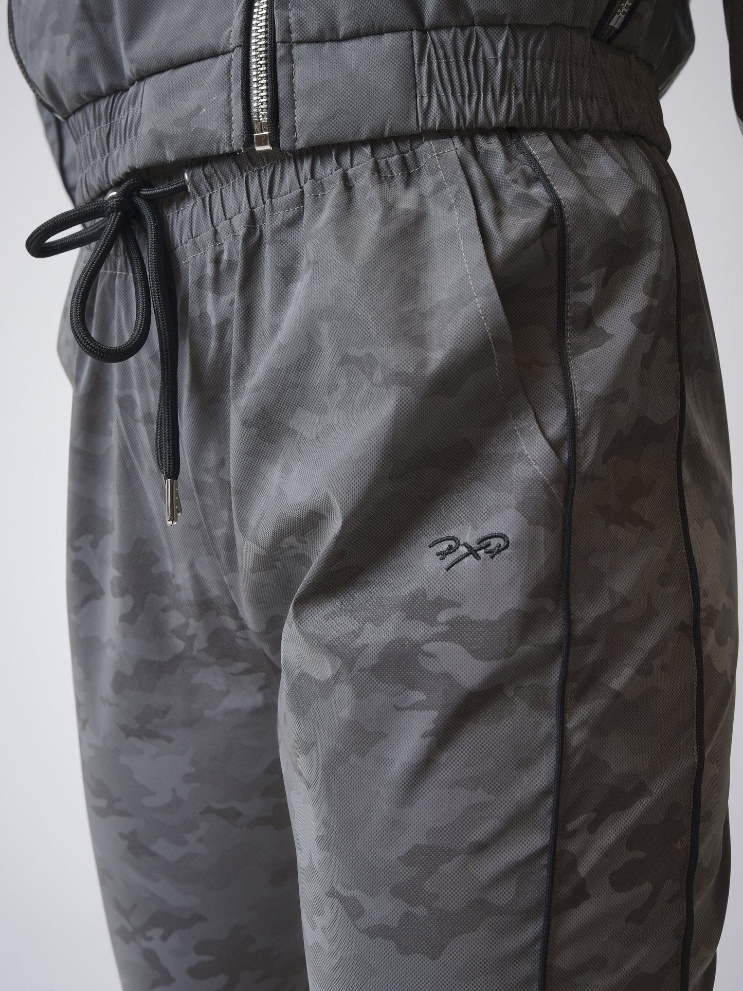 f204089-reflechissant