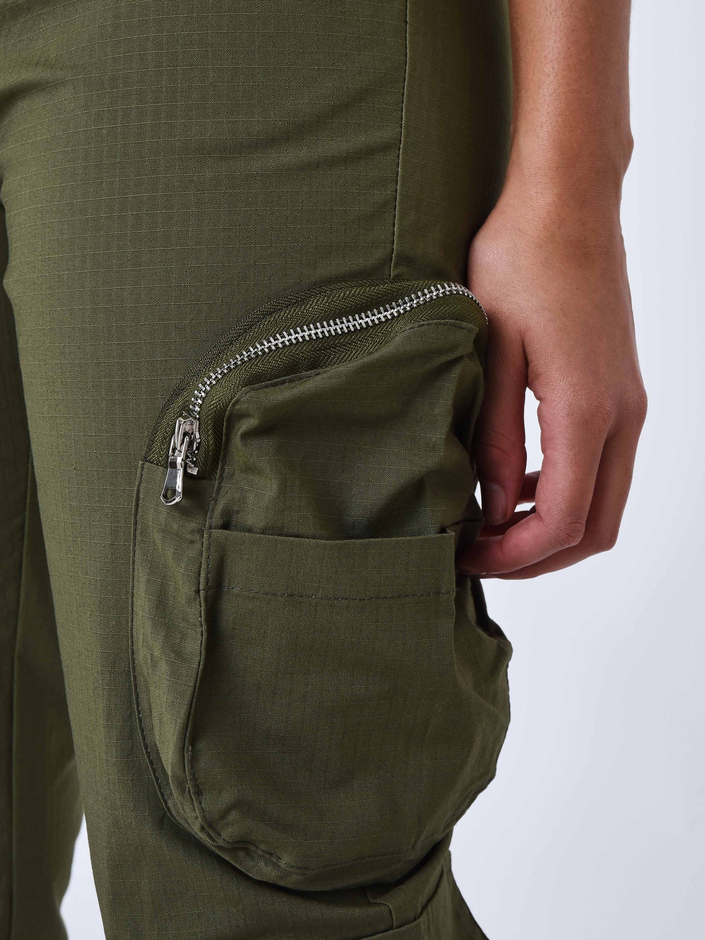 f234205-kaki-detailshot