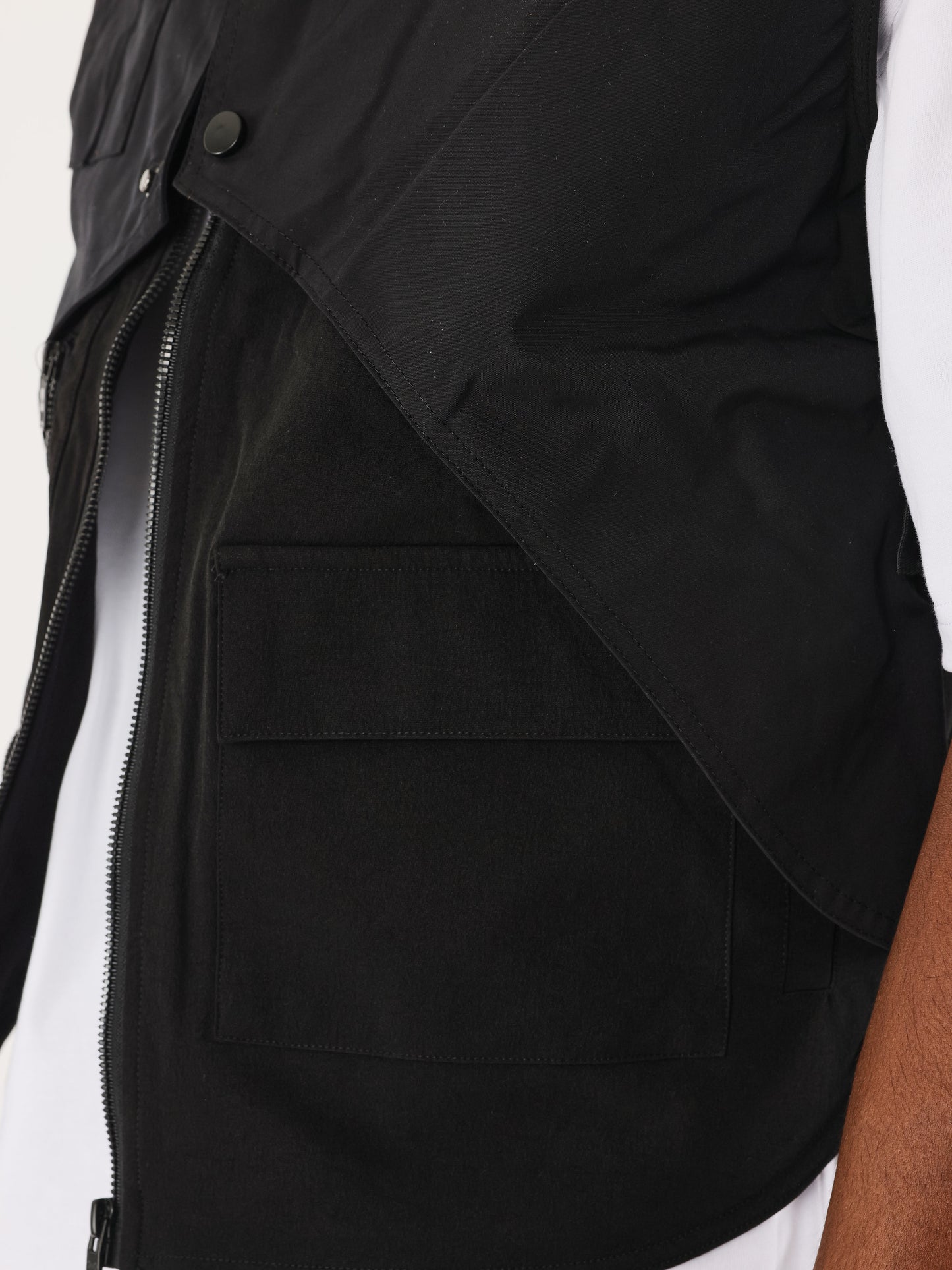 gilet-superposer-noir-detailshot