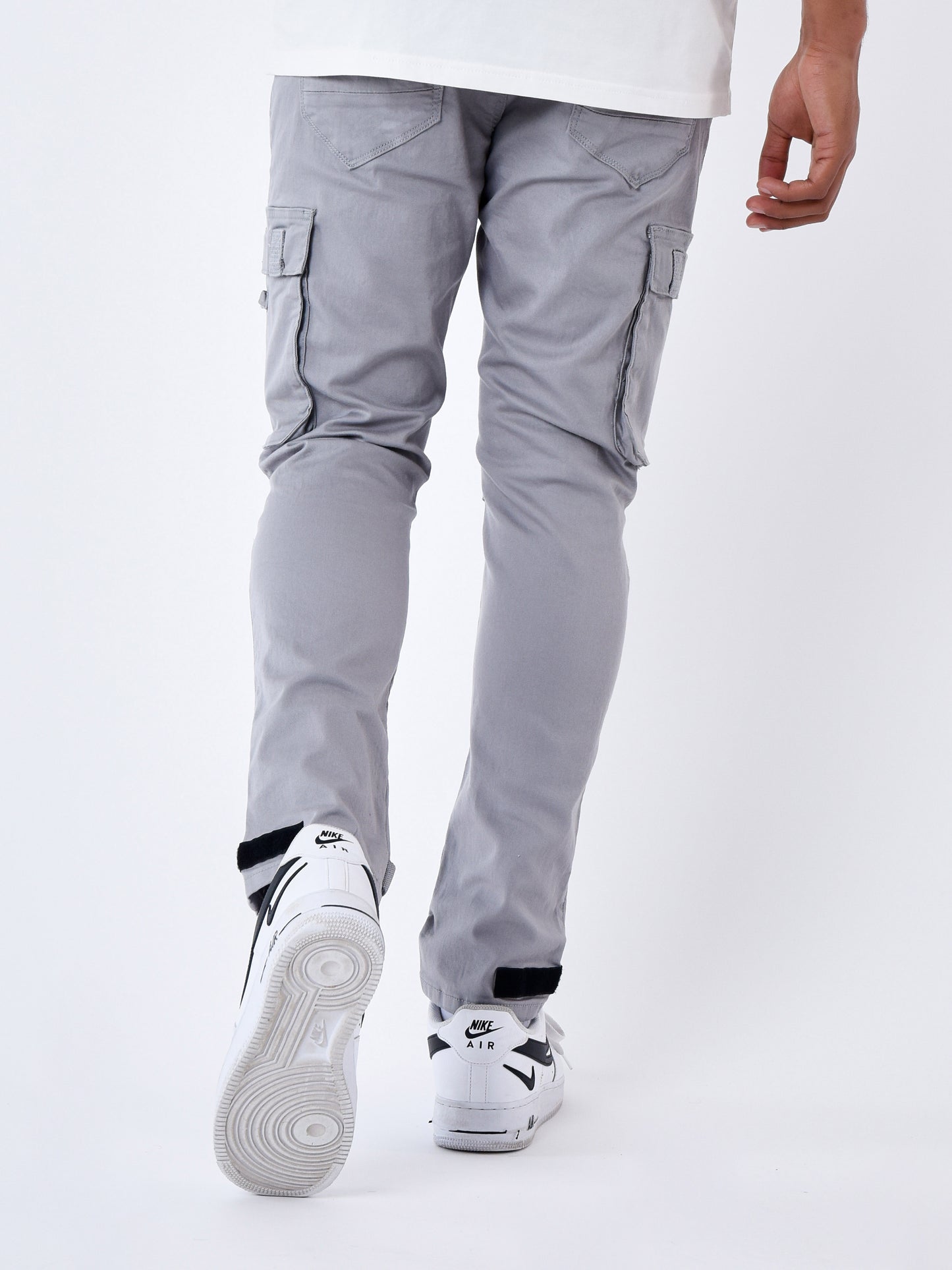 jean-cargo-poches-et-sangle-de-resserrement-en-bas-gris-clair