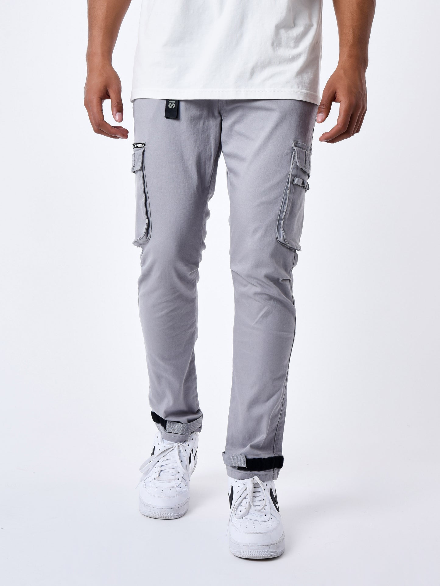 jean-cargo-poches-et-sangle-de-resserrement-en-bas-gris-clair
