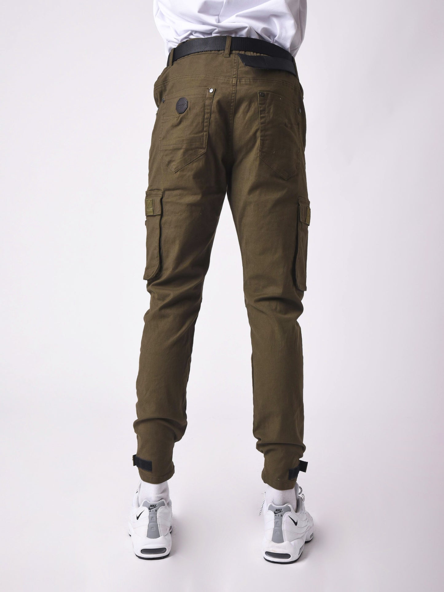 jean-cargo-poches-et-sangle-de-resserrement-en-bas-kaki