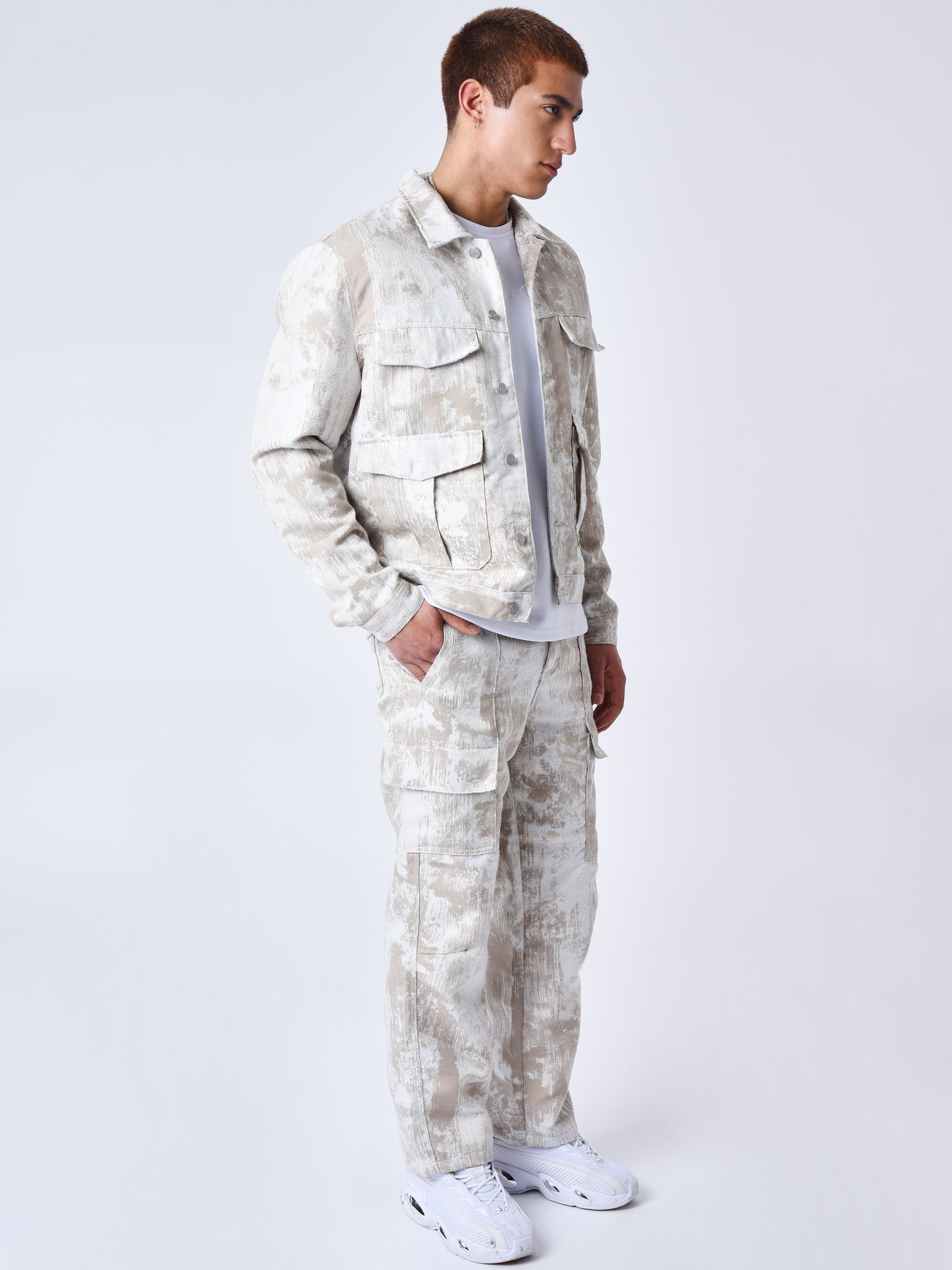 pantalon-a-poches-en-toile-abstrait-beige