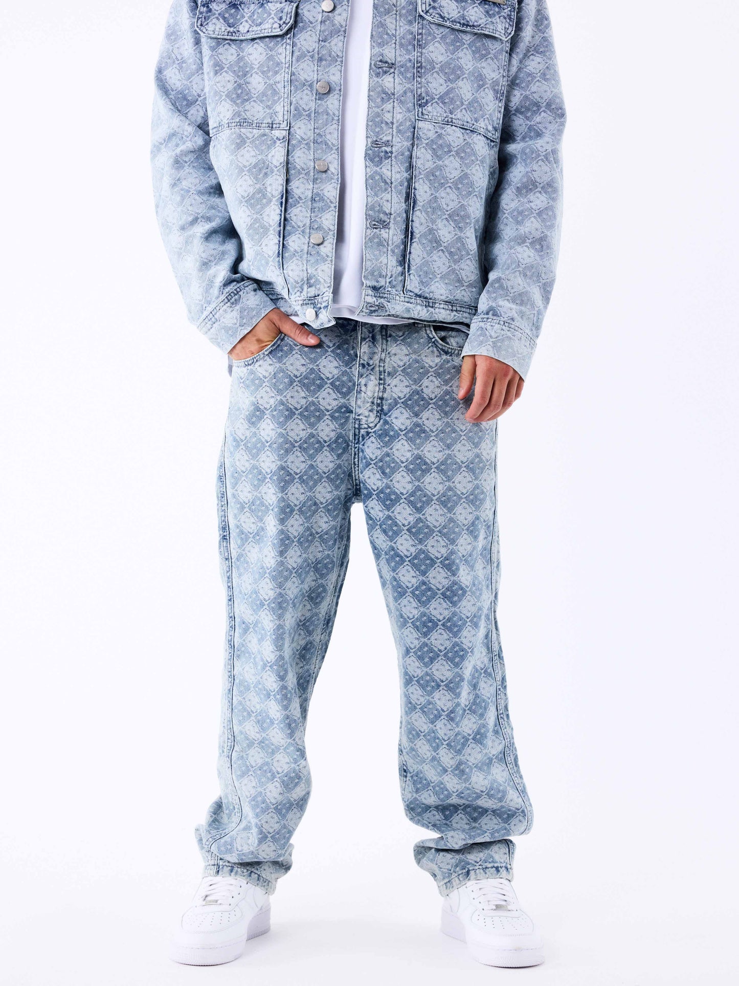pantalon-en-denim-a-motif-geometrique-bleu