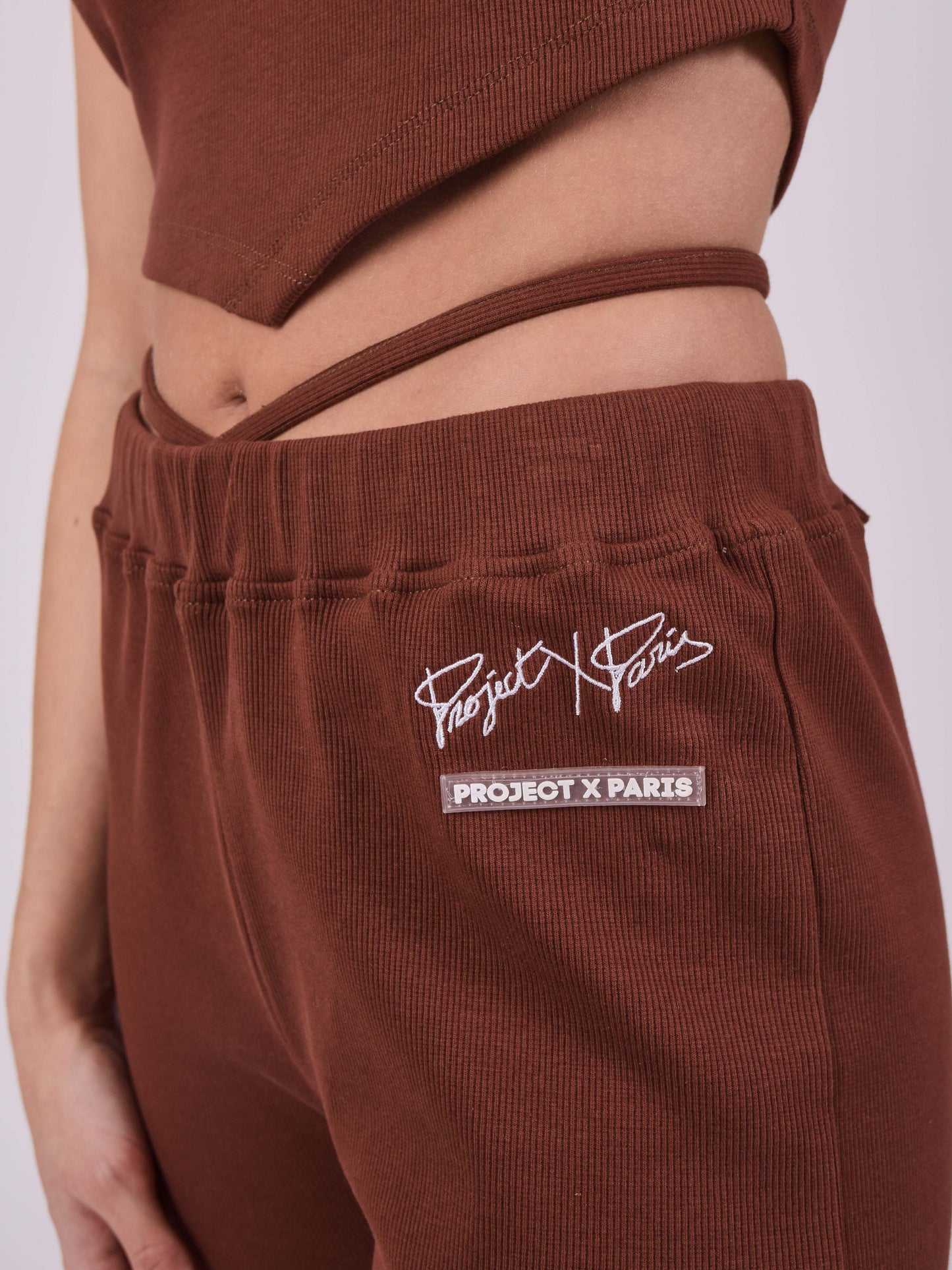 pantalon-flare-a-laniere-marron-detailshot