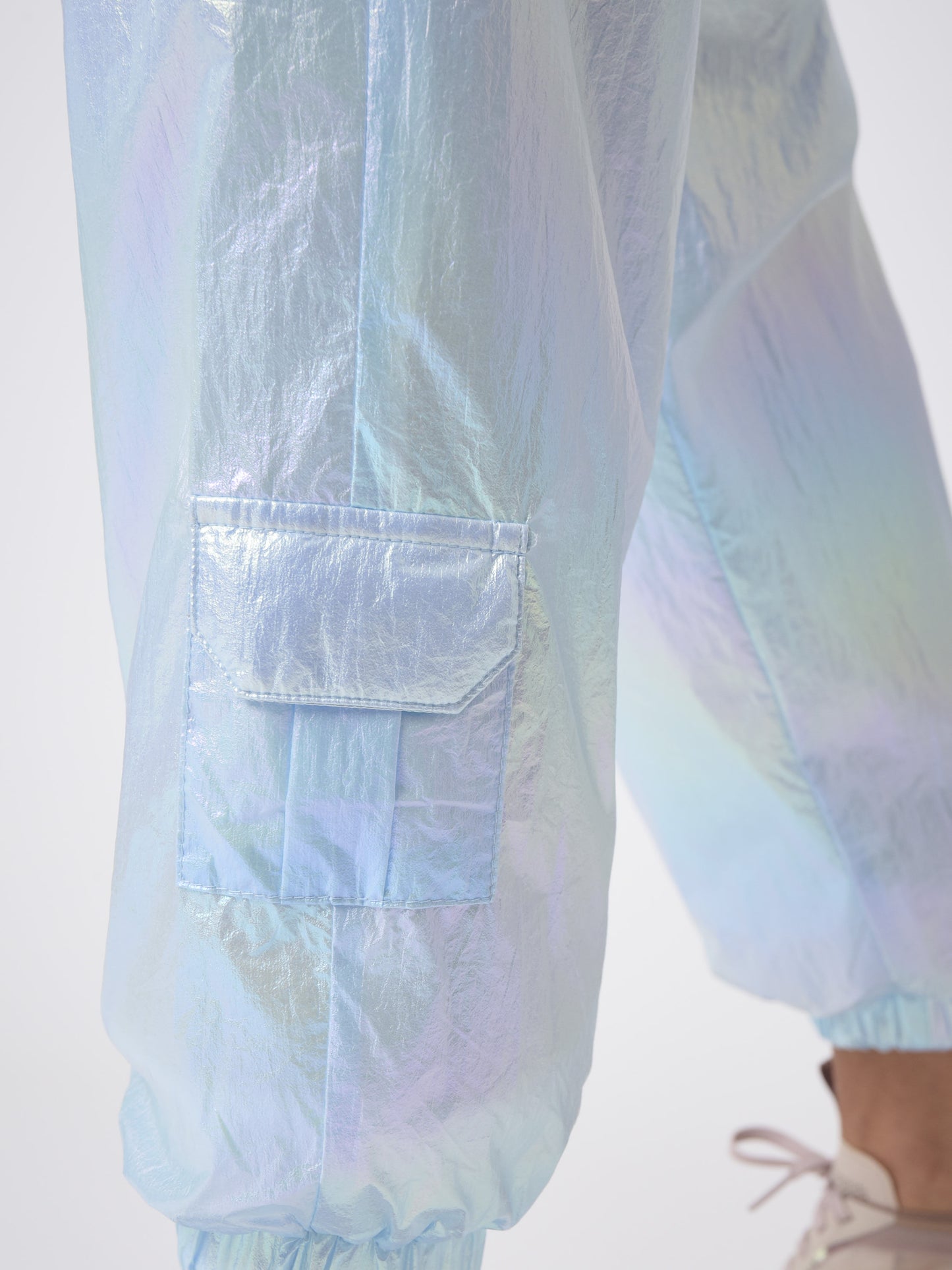 pantalon-matiere-irisee-bleu-detailshot