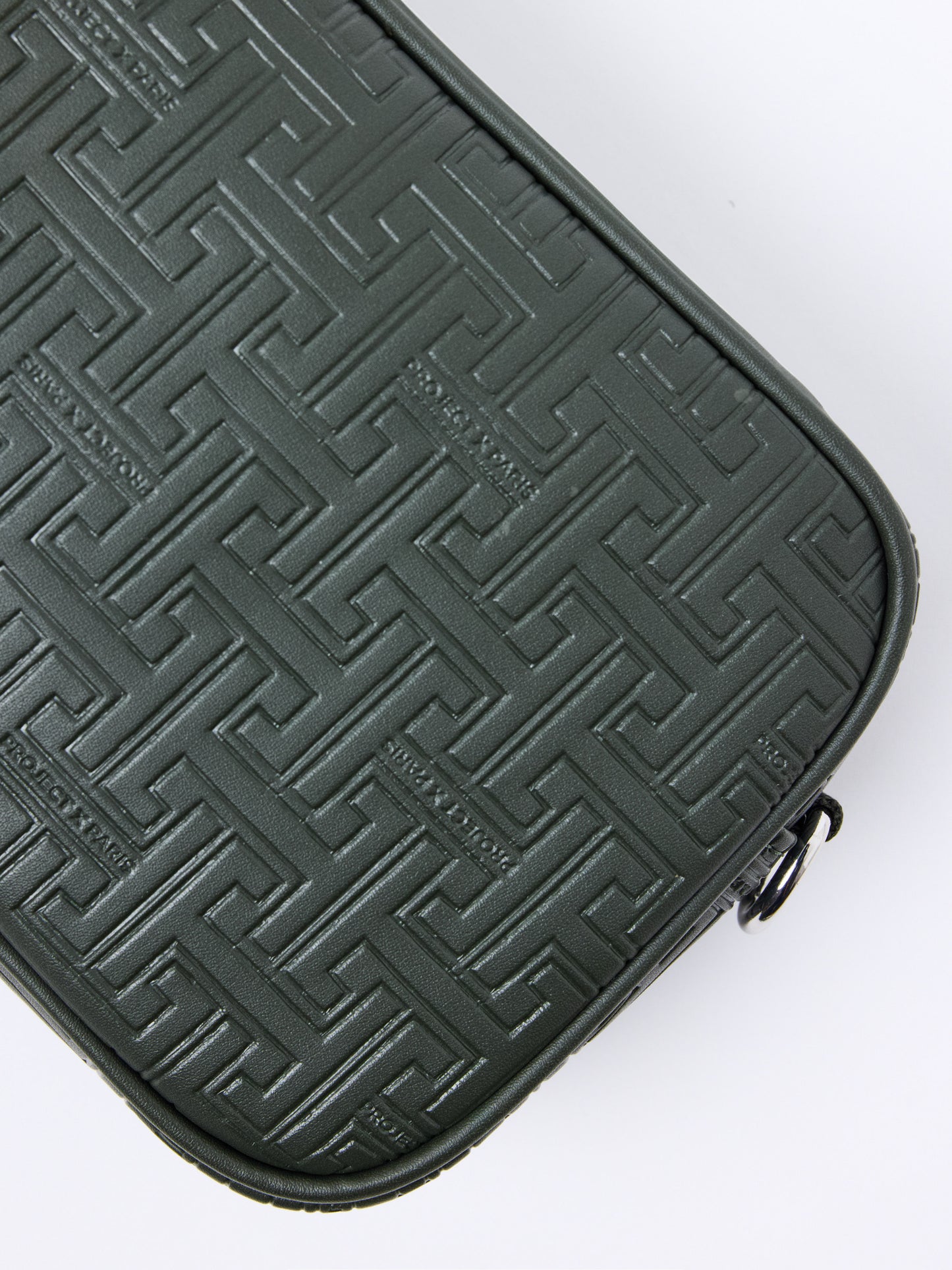 sacoche-monogramme-3d-olive-fonce-detailshot