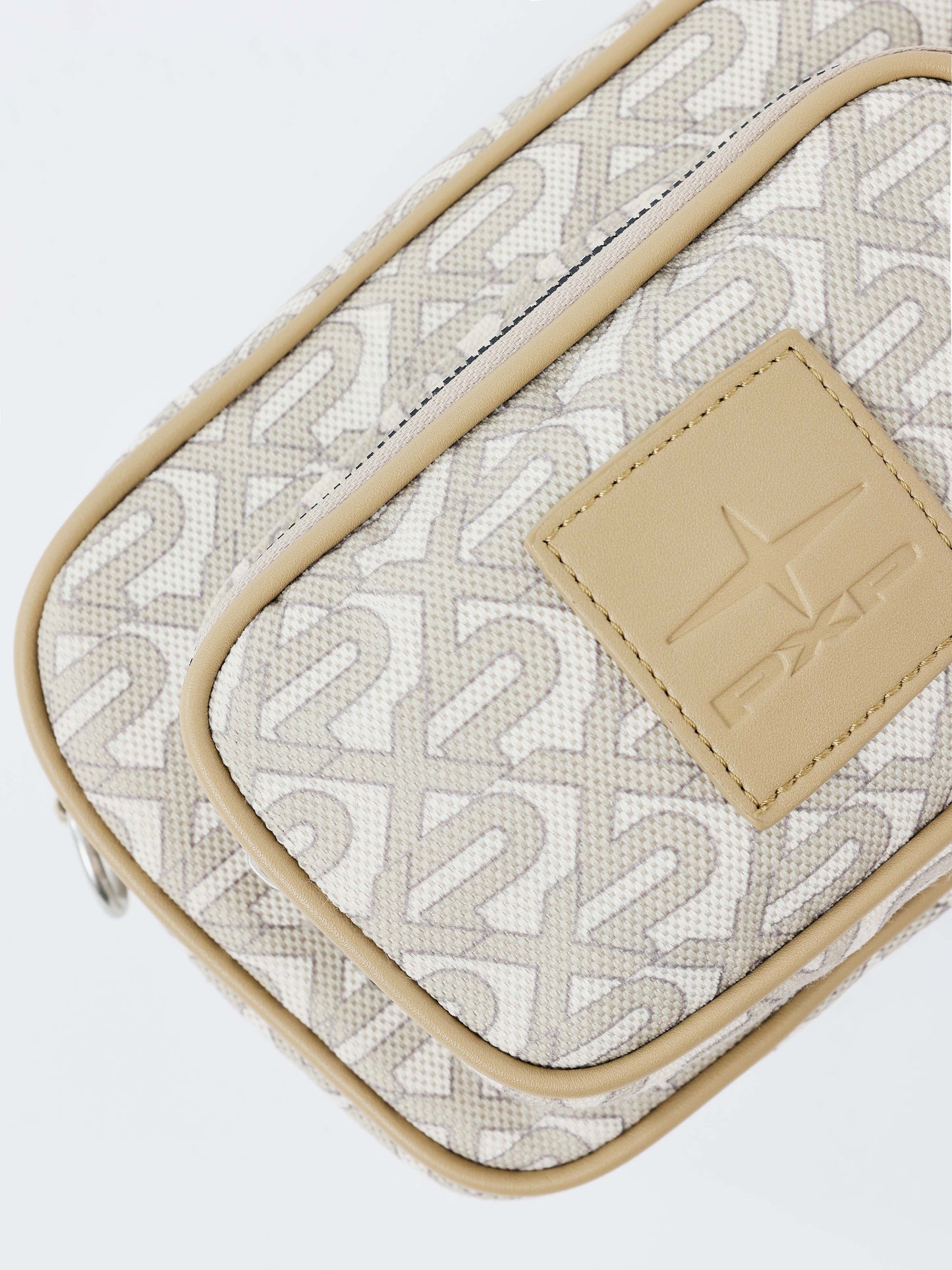 sacoche-monogramme-taupe-detailshot