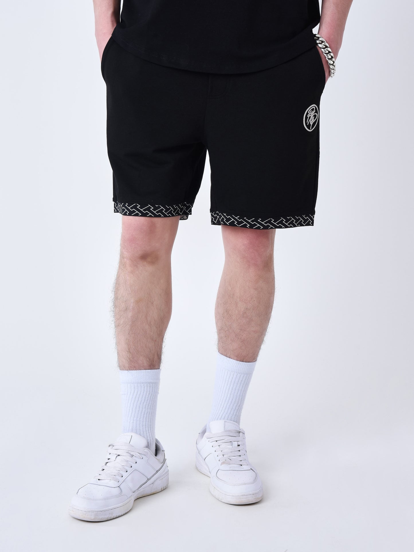 short-a-details-tisse-labyrinthe-noir