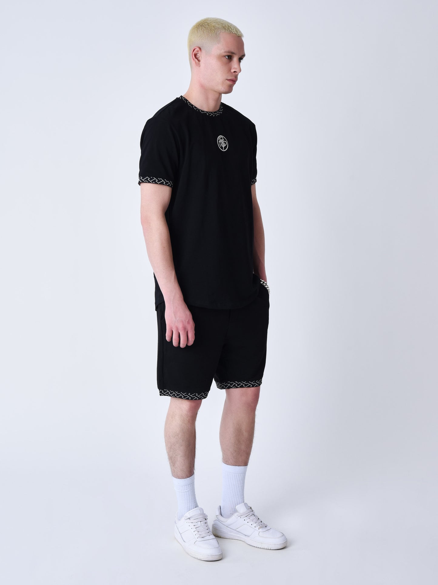 short-a-details-tisse-labyrinthe-noir