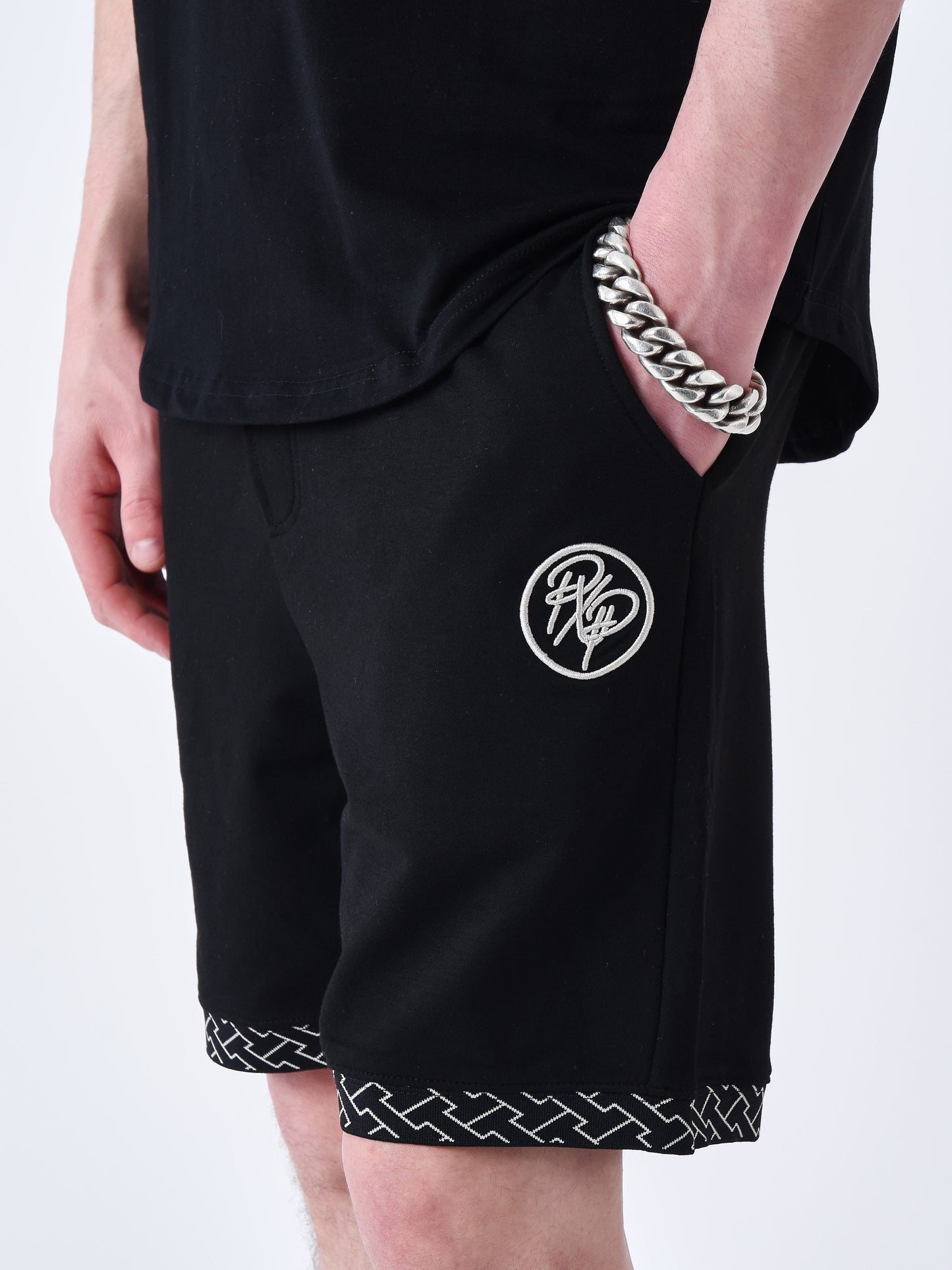 short-a-details-tisse-labyrinthe-noir