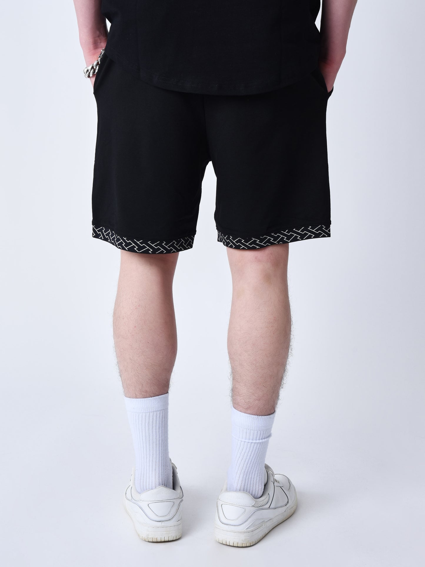 short-a-details-tisse-labyrinthe-noir