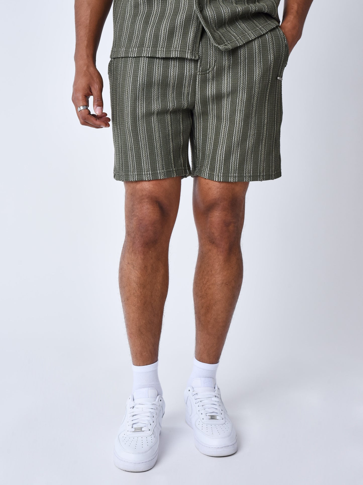 short-decontractee-en-maille-olive-fonce