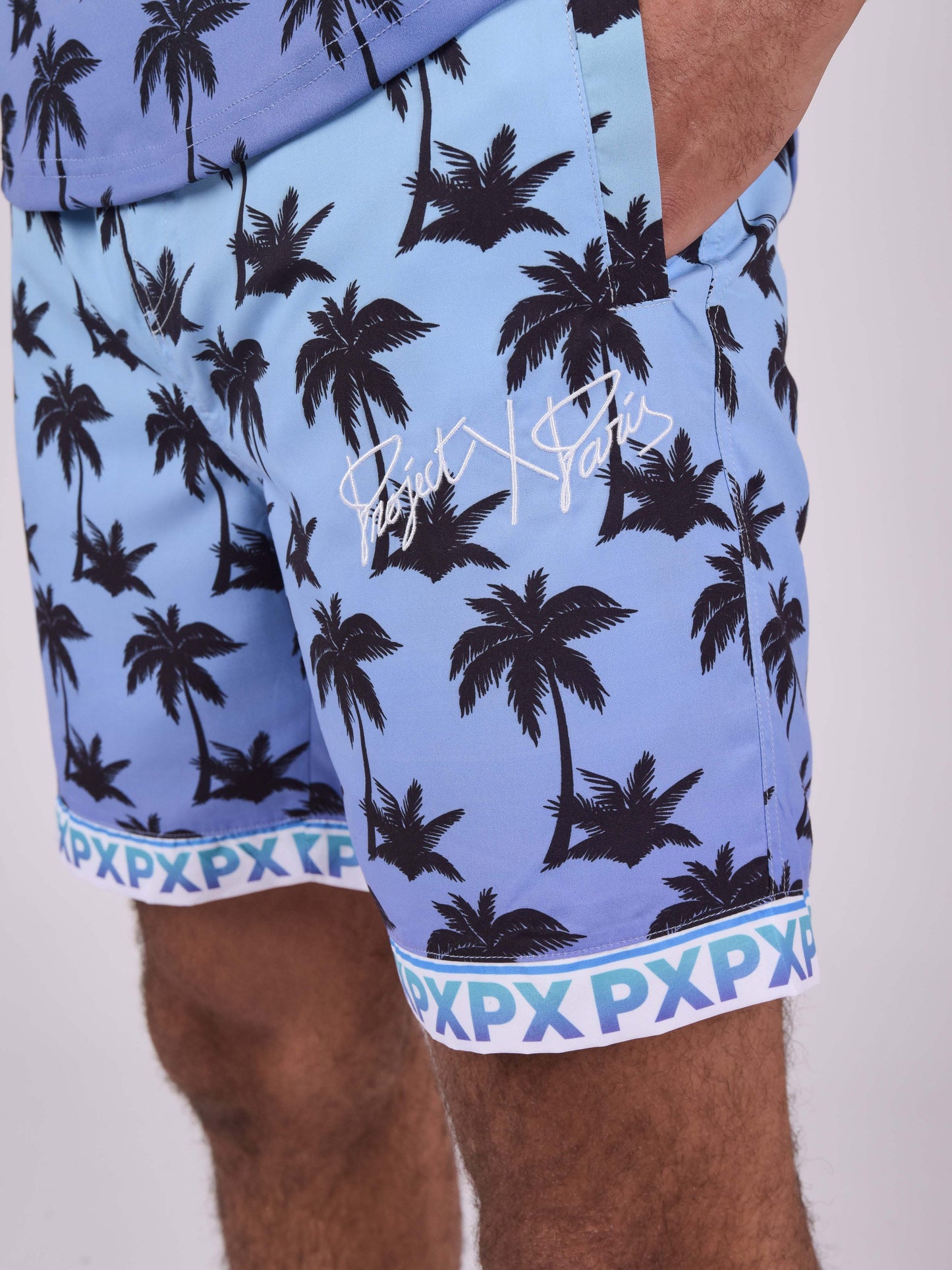 short-imprime-palmier-degrade-bleu-modelshot