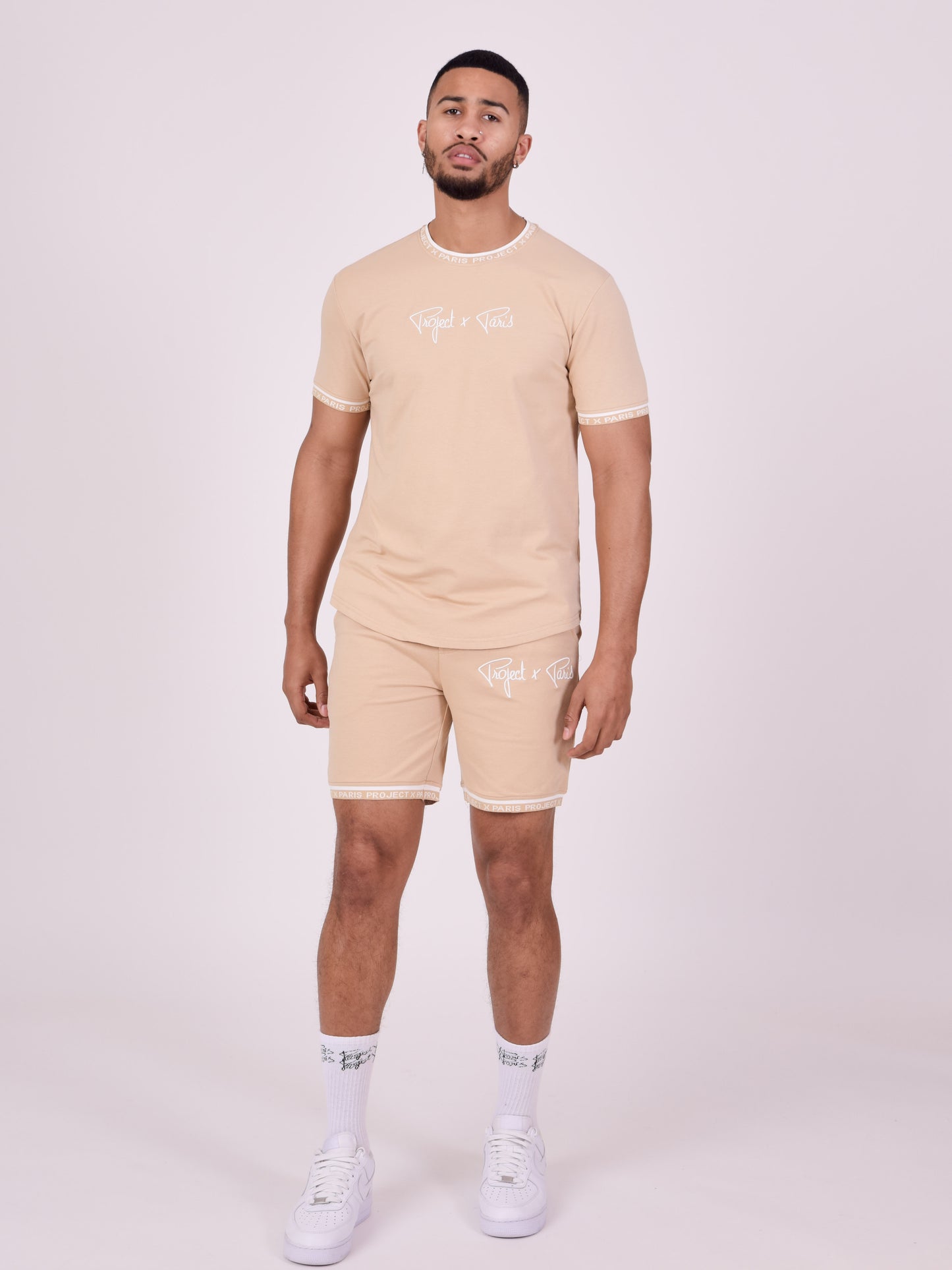 short-logo-brode-en-relief-beige-modelshot