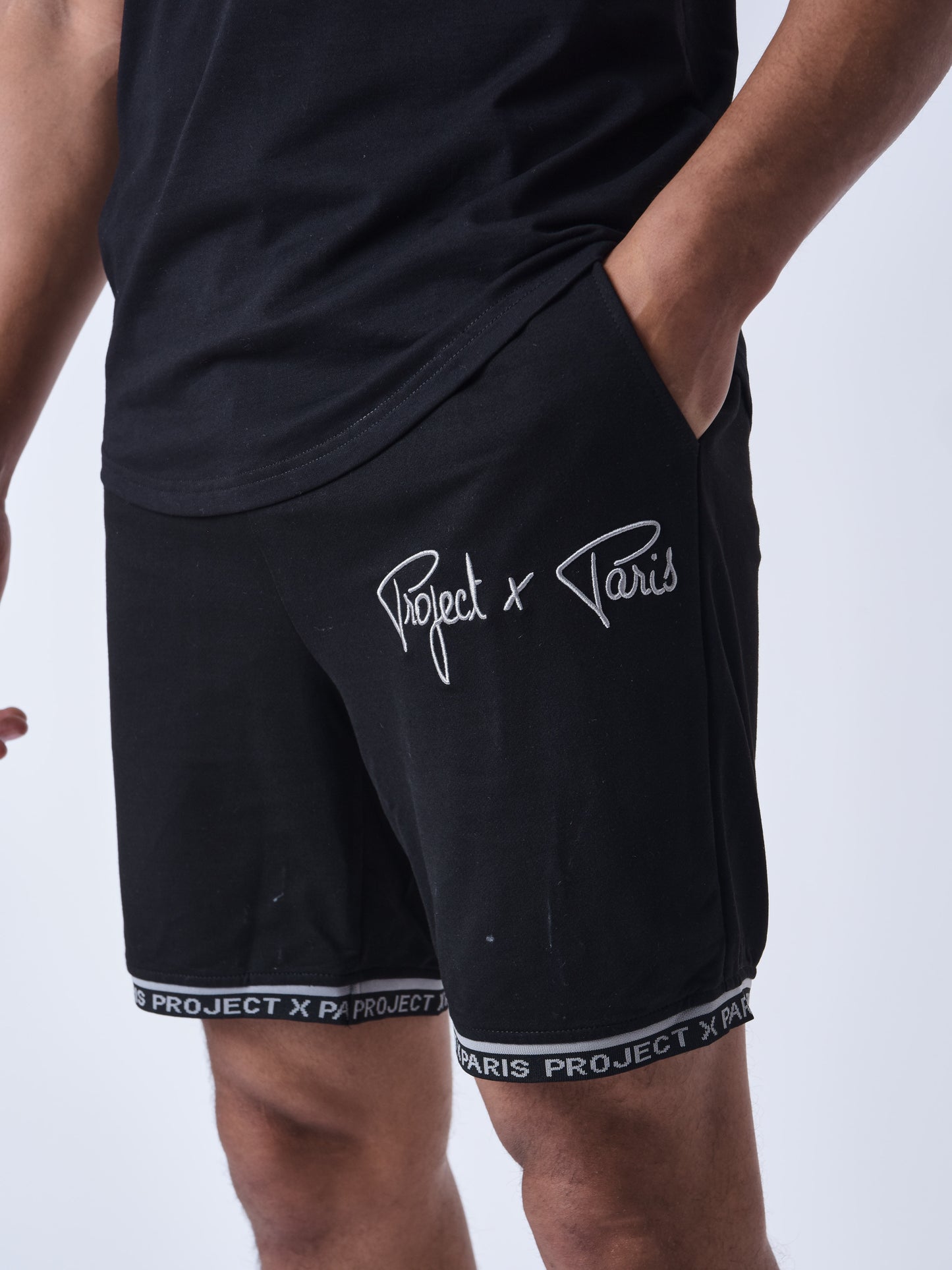 short-logo-brode-en-relief-noir