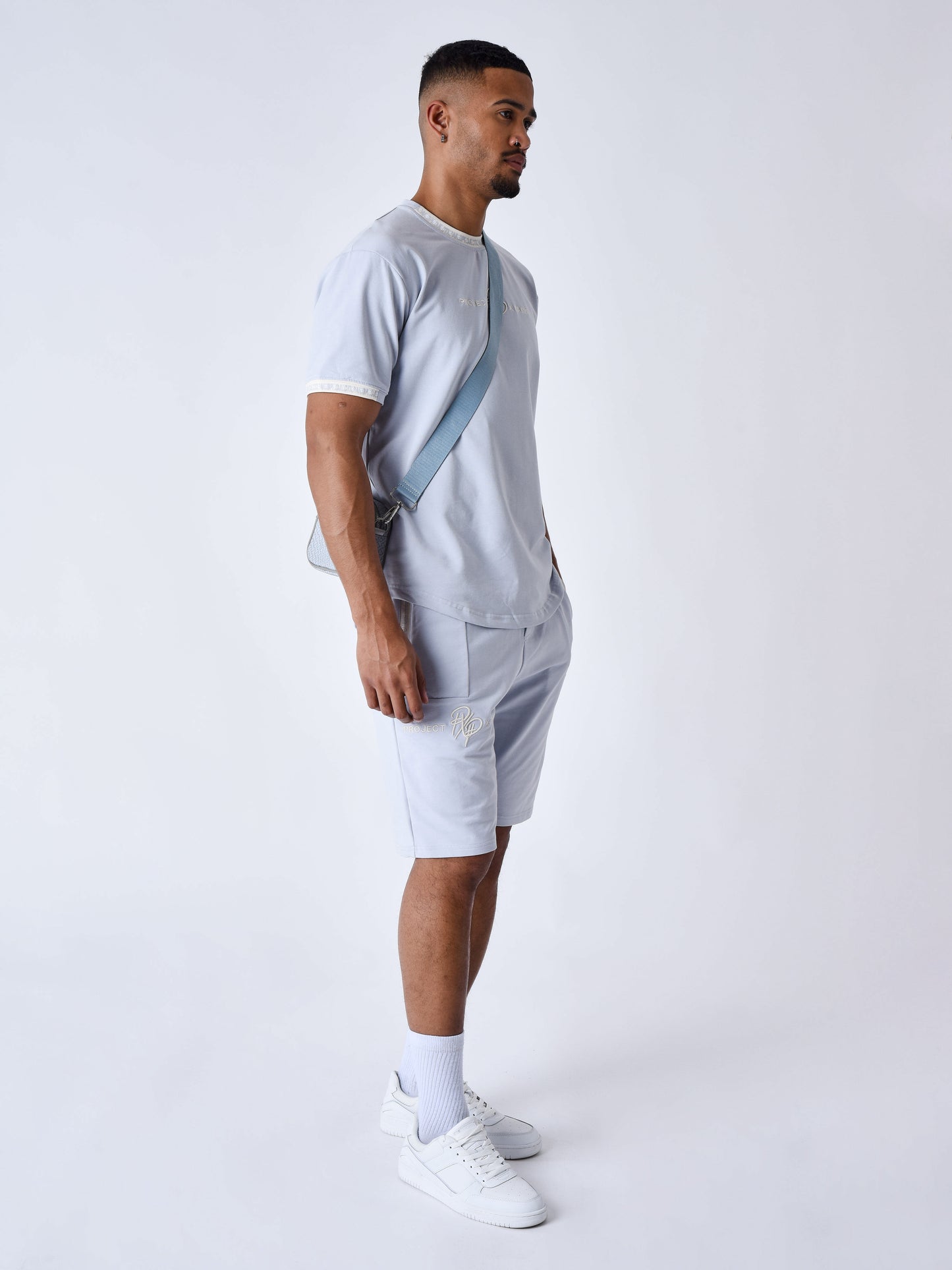 short-uni-avec-bande-logo-bleu-glacier