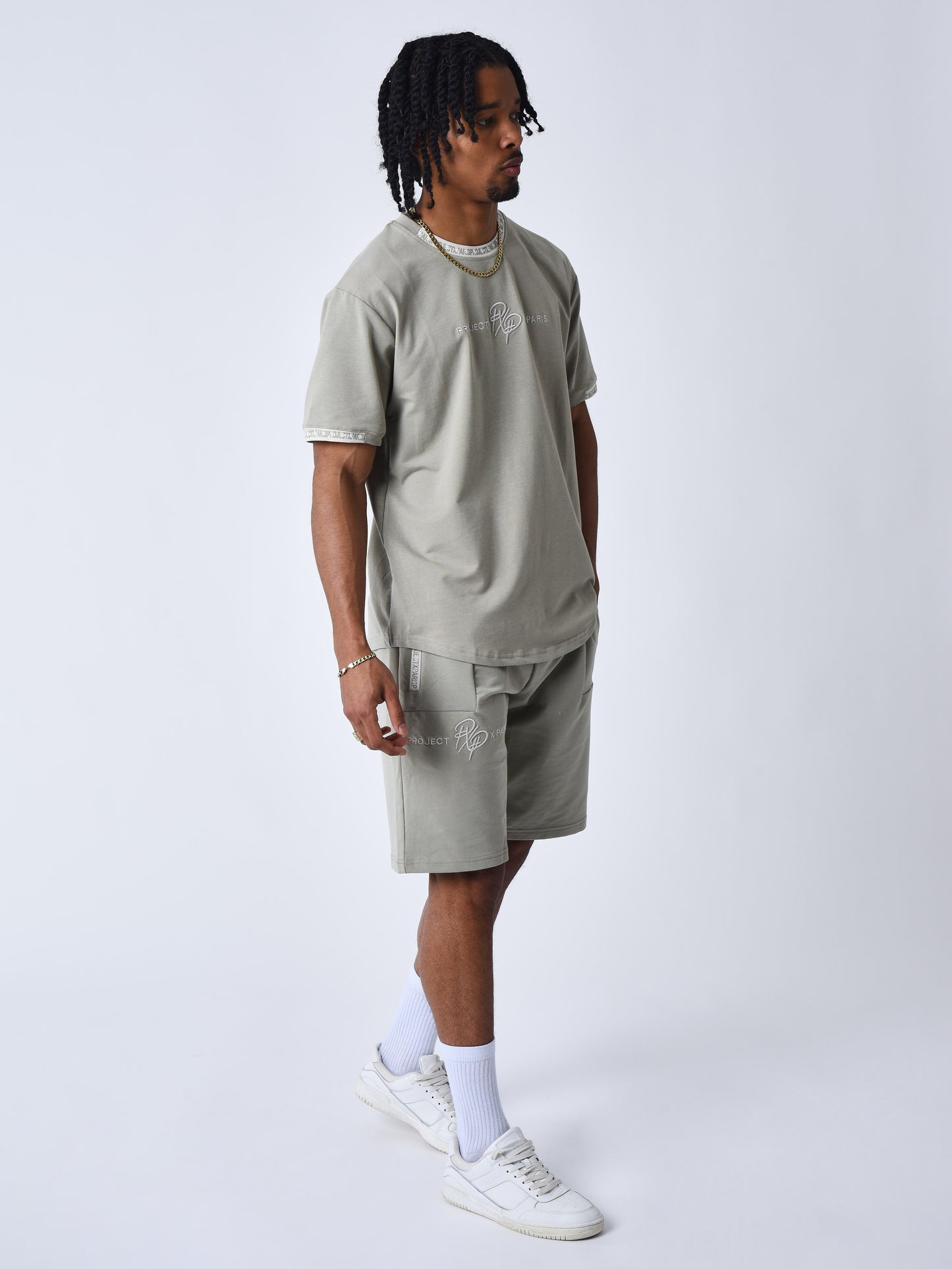 short-uni-avec-bande-logo-kaki-gris