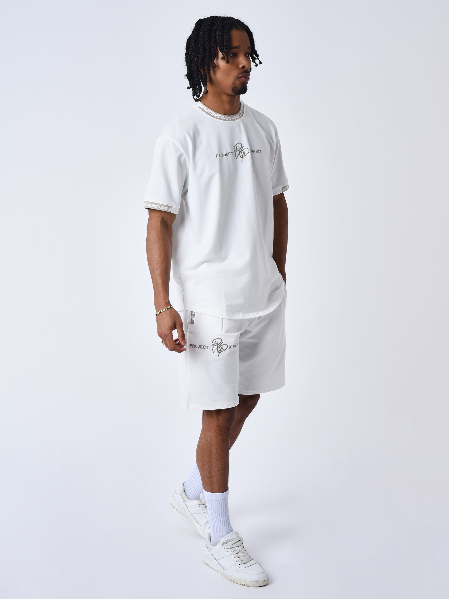 short-uni-avec-bande-logo-blanc-casse-gris-fume