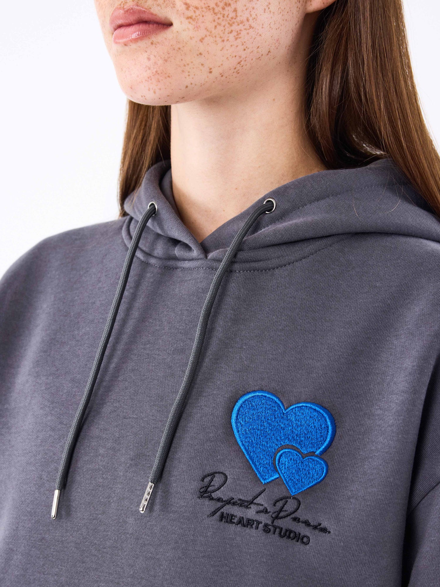 sweat-a-capuche-broderie-cold-hearts-5046-anthracite