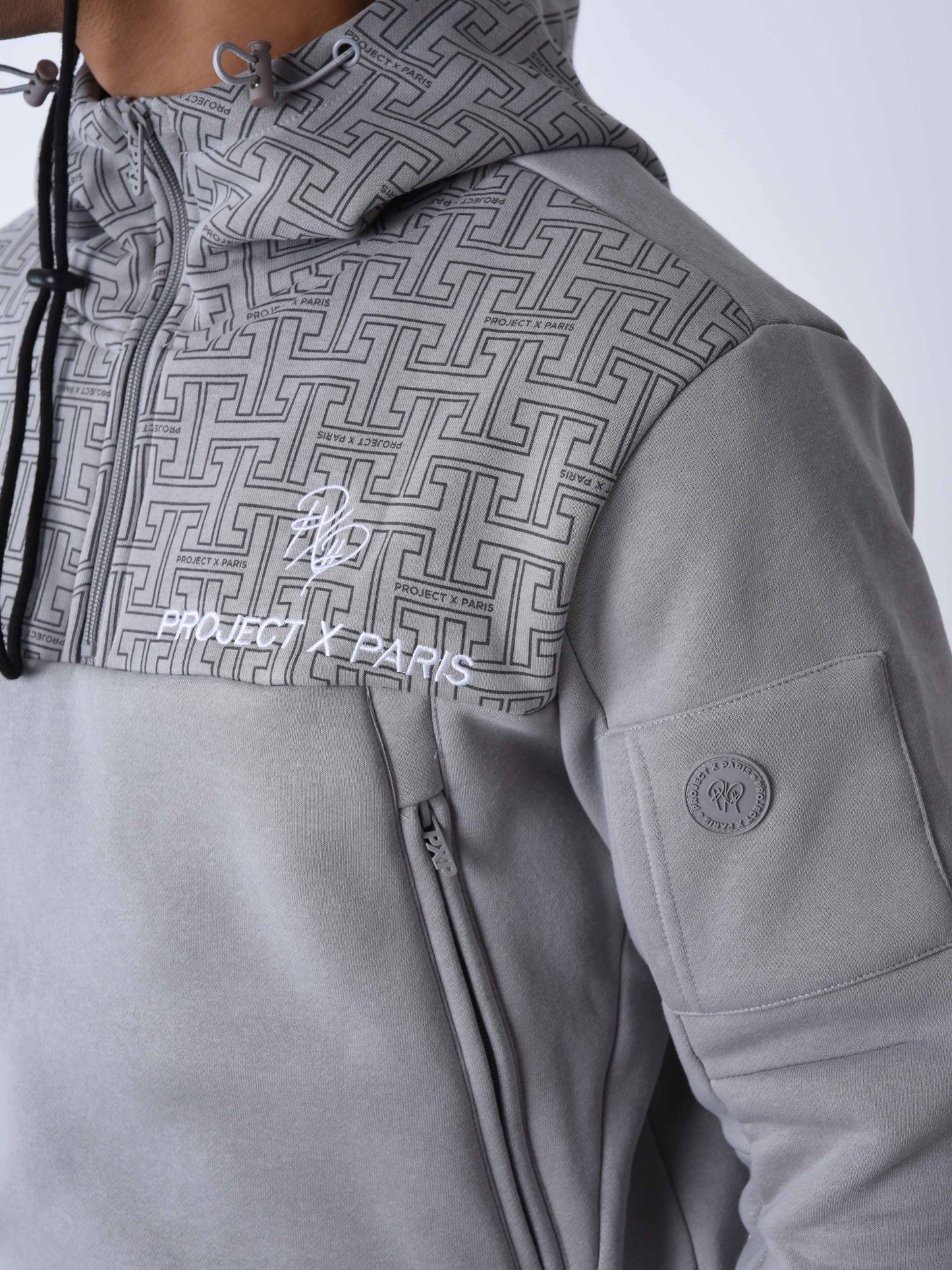 sweat-a-capuche-imprime-monogramme-gris-clair