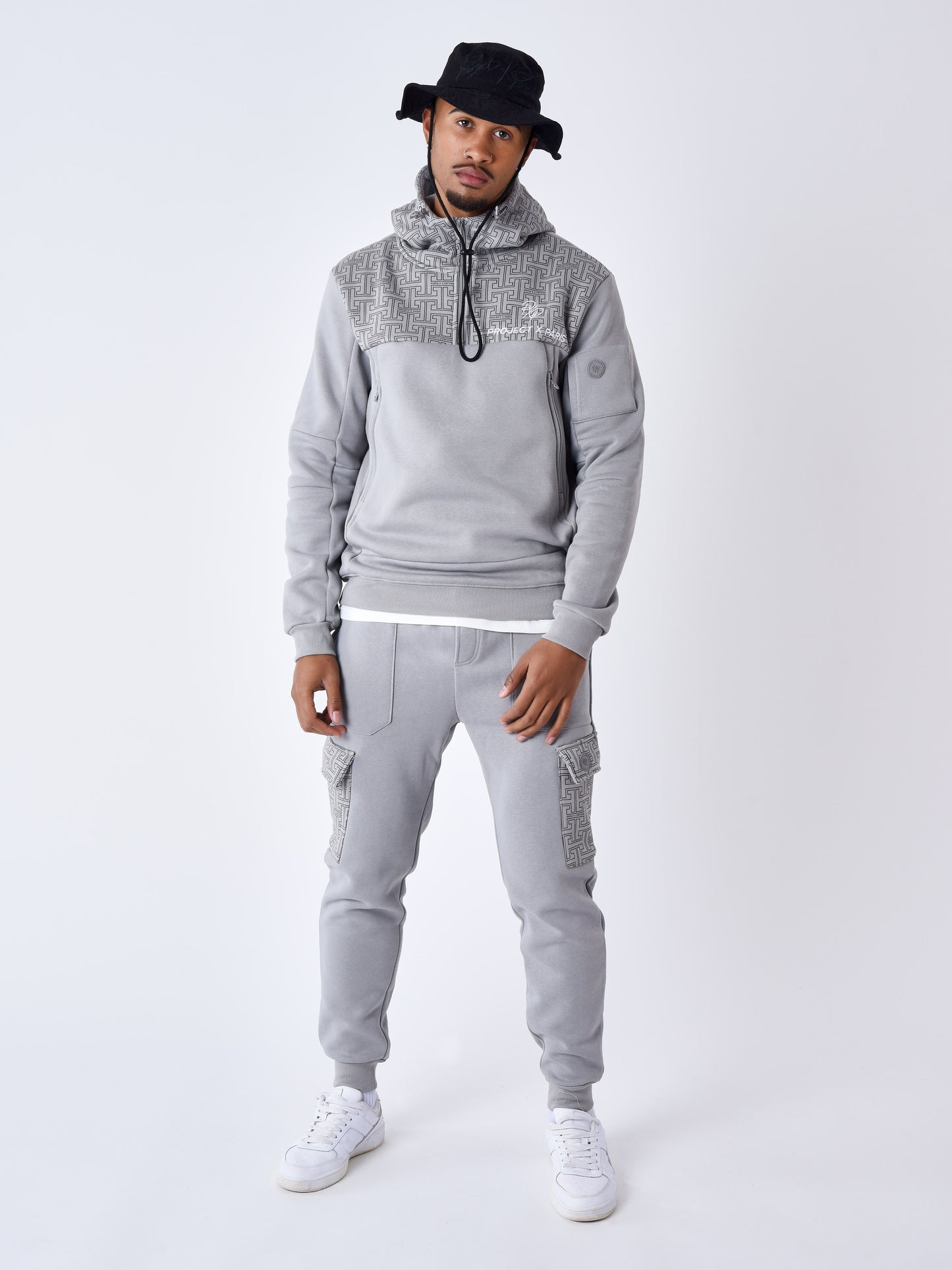 sweat-a-capuche-imprime-monogramme-gris-clair