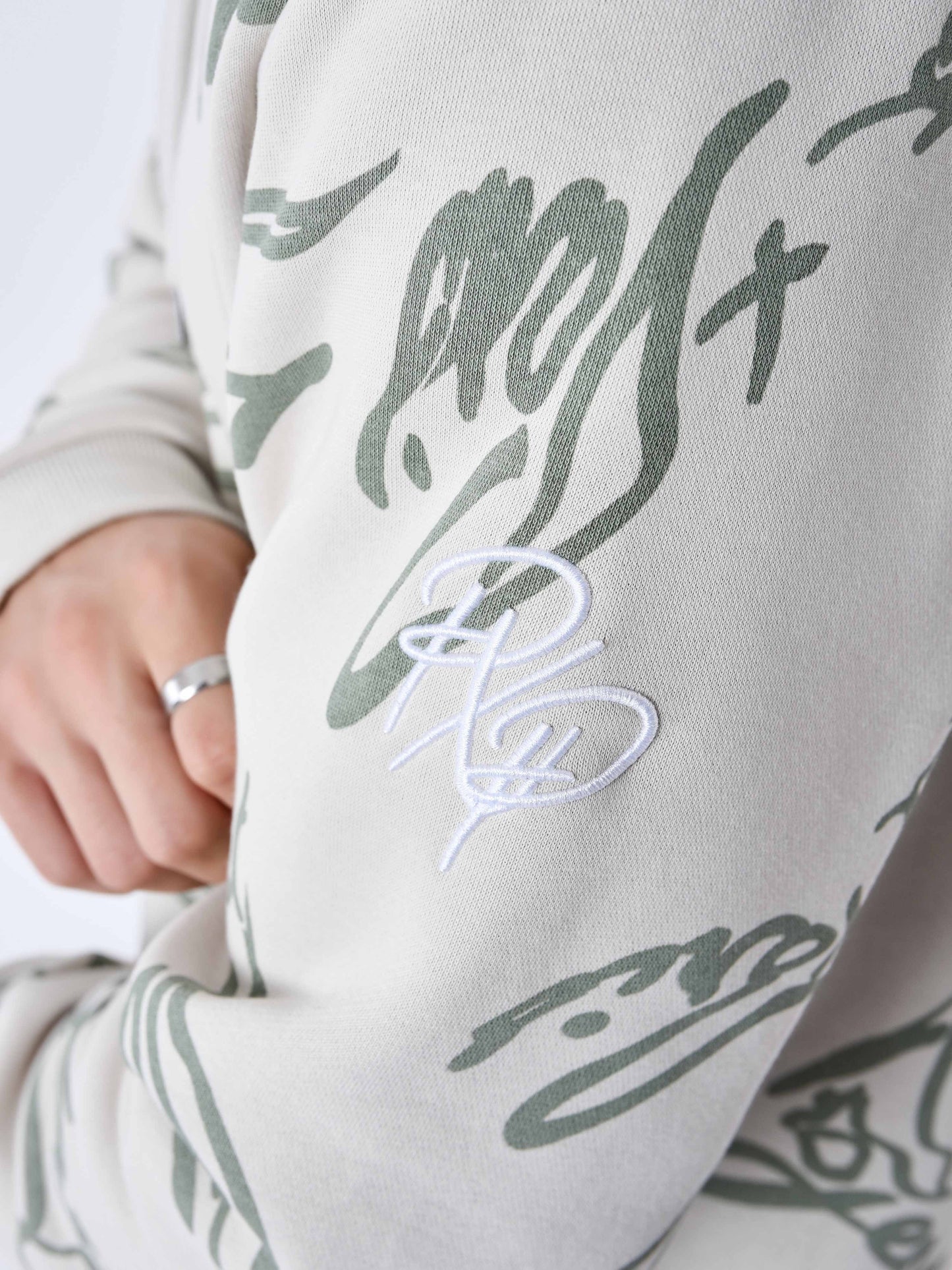 sweat-a-capuche-motif-signature-fluide-greige