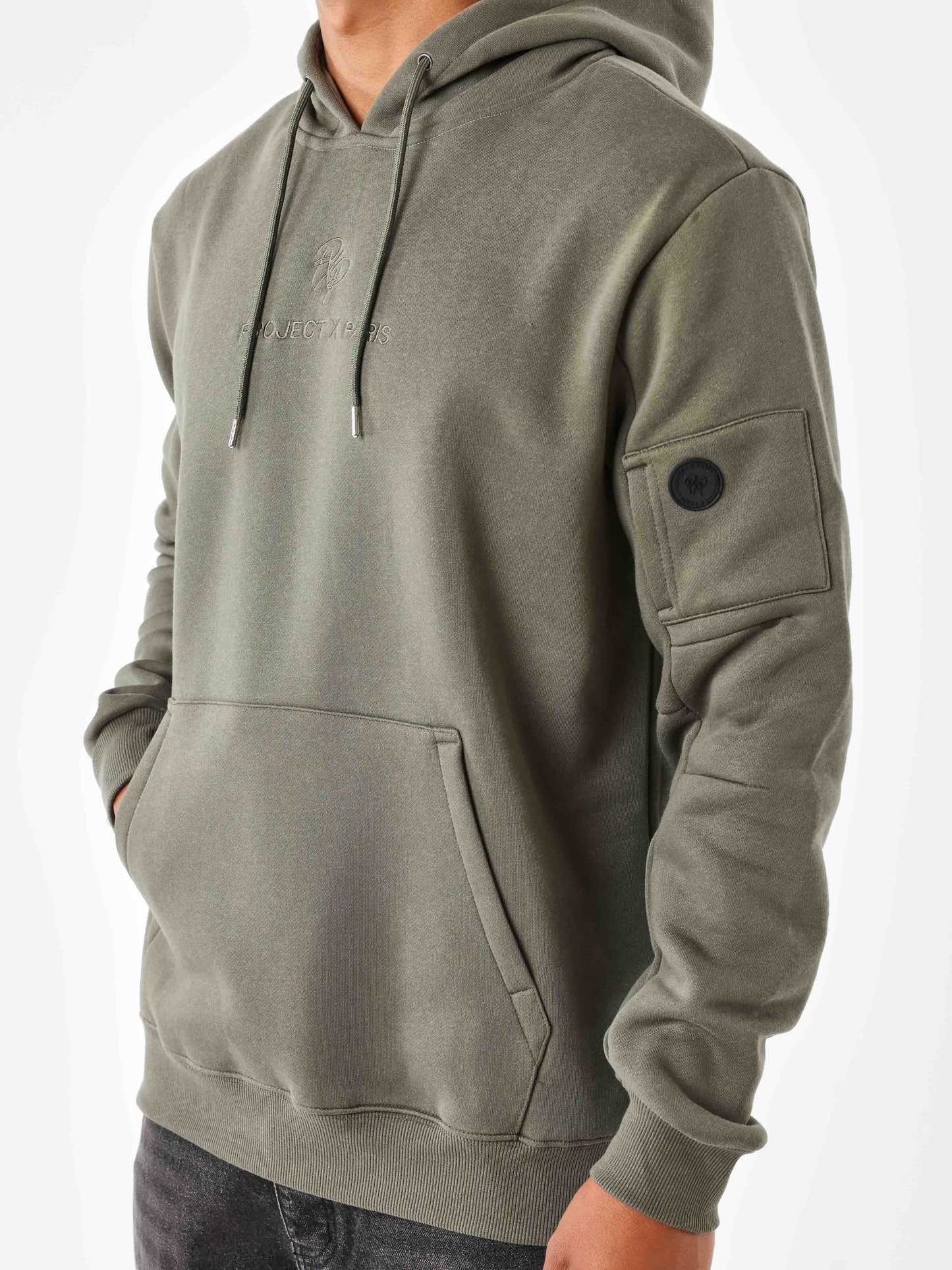 sweat-a-capuche-techwear-olive-fonce-modelshot