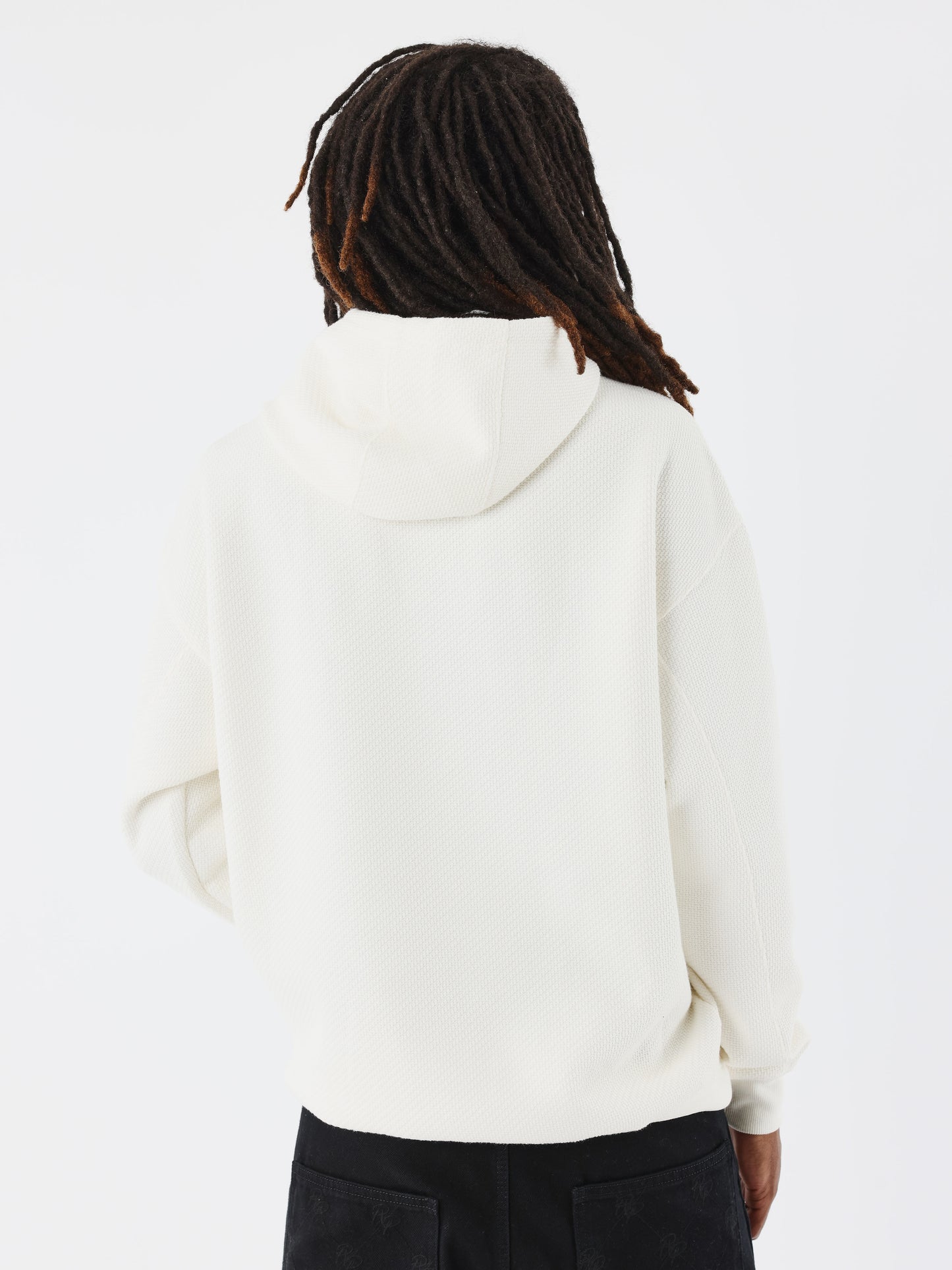 sweat-a-capuche-texture-blanc-casse