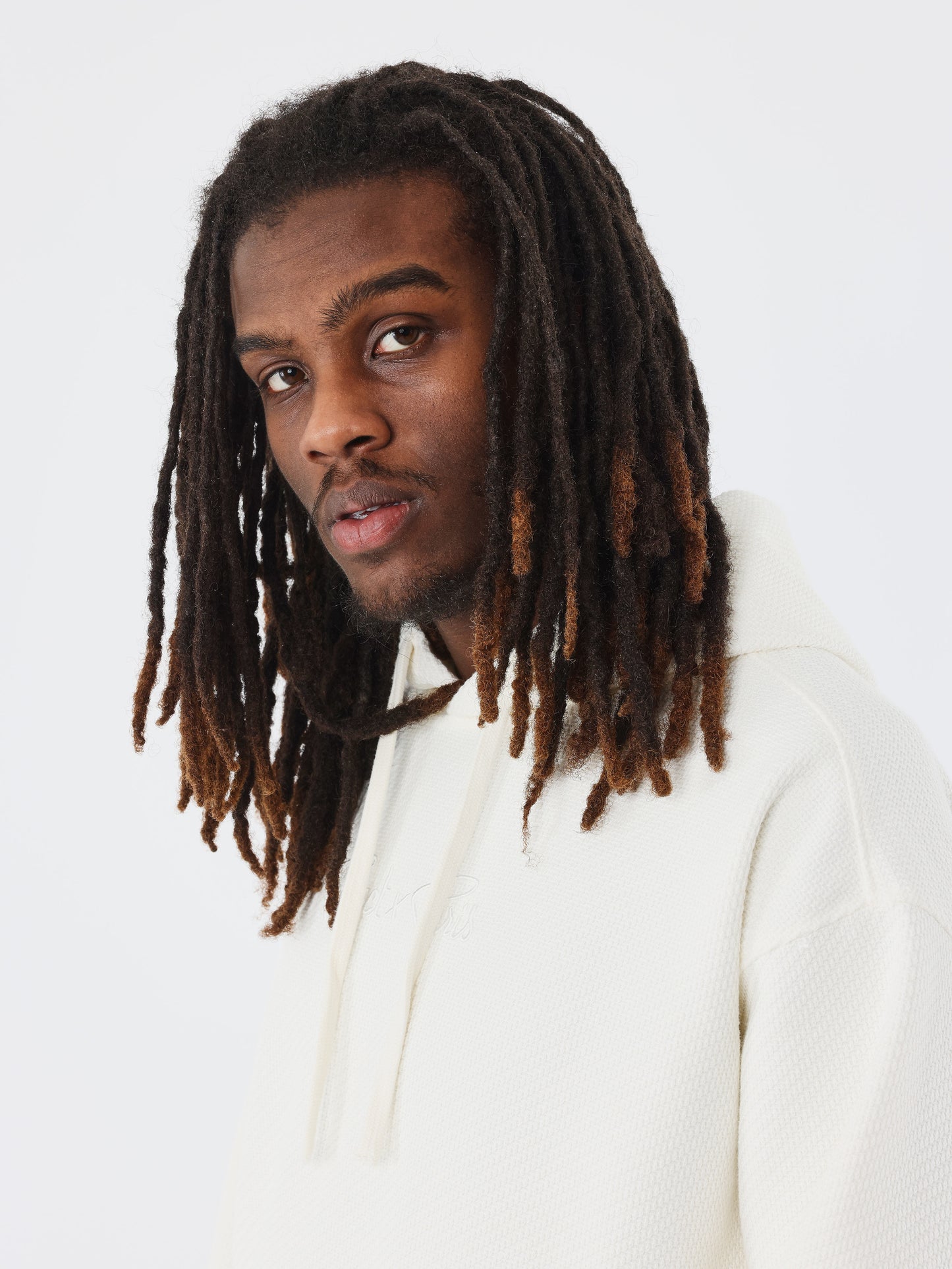 sweat-a-capuche-texture-blanc-casse