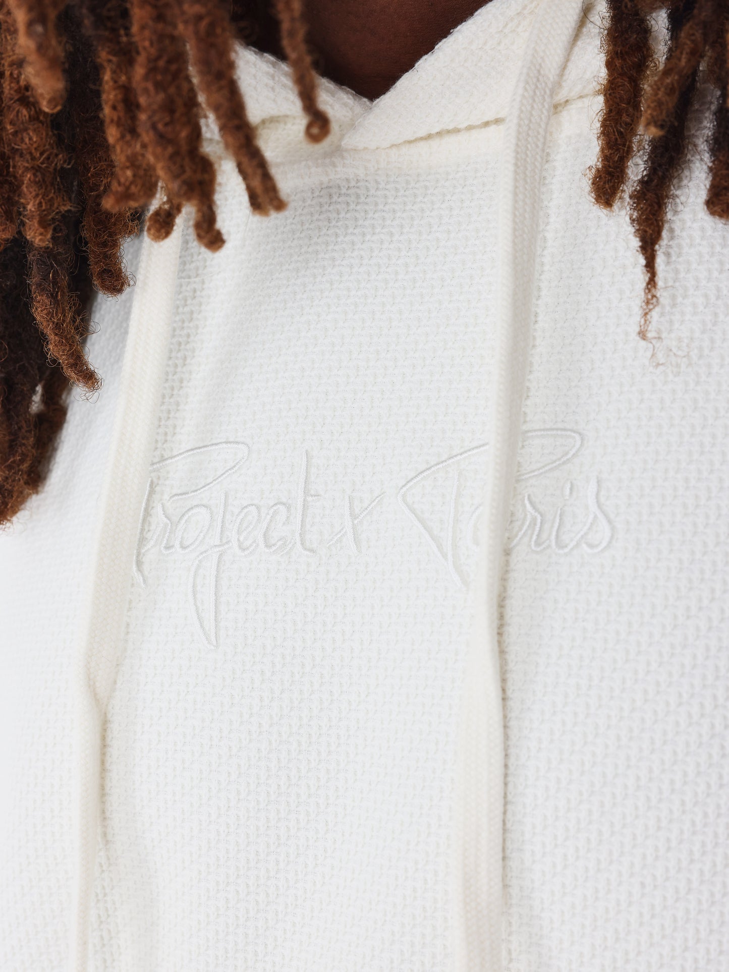 sweat-a-capuche-texture-blanc-casse