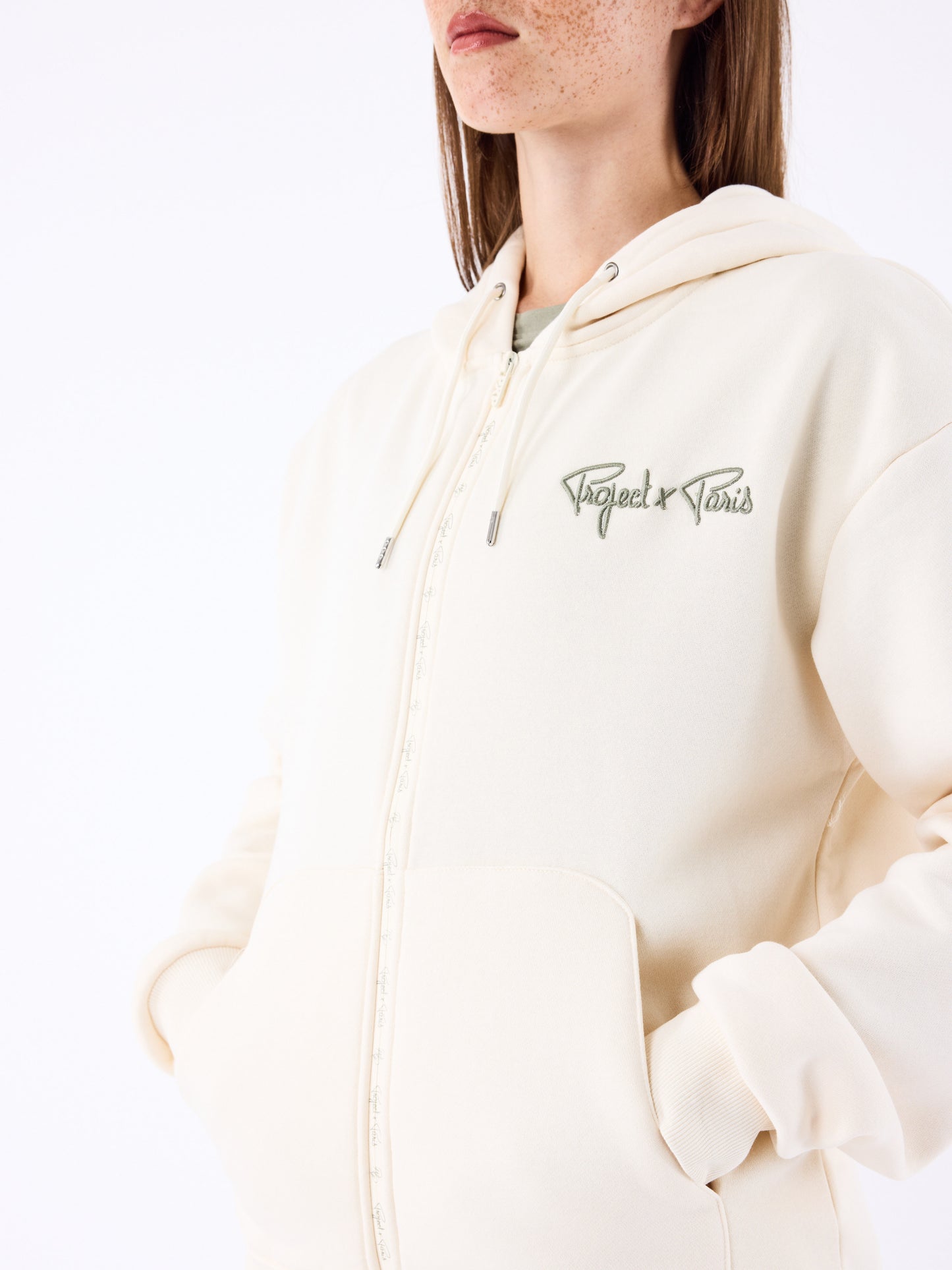 sweat-a-capuche-zippe-logotee-craie