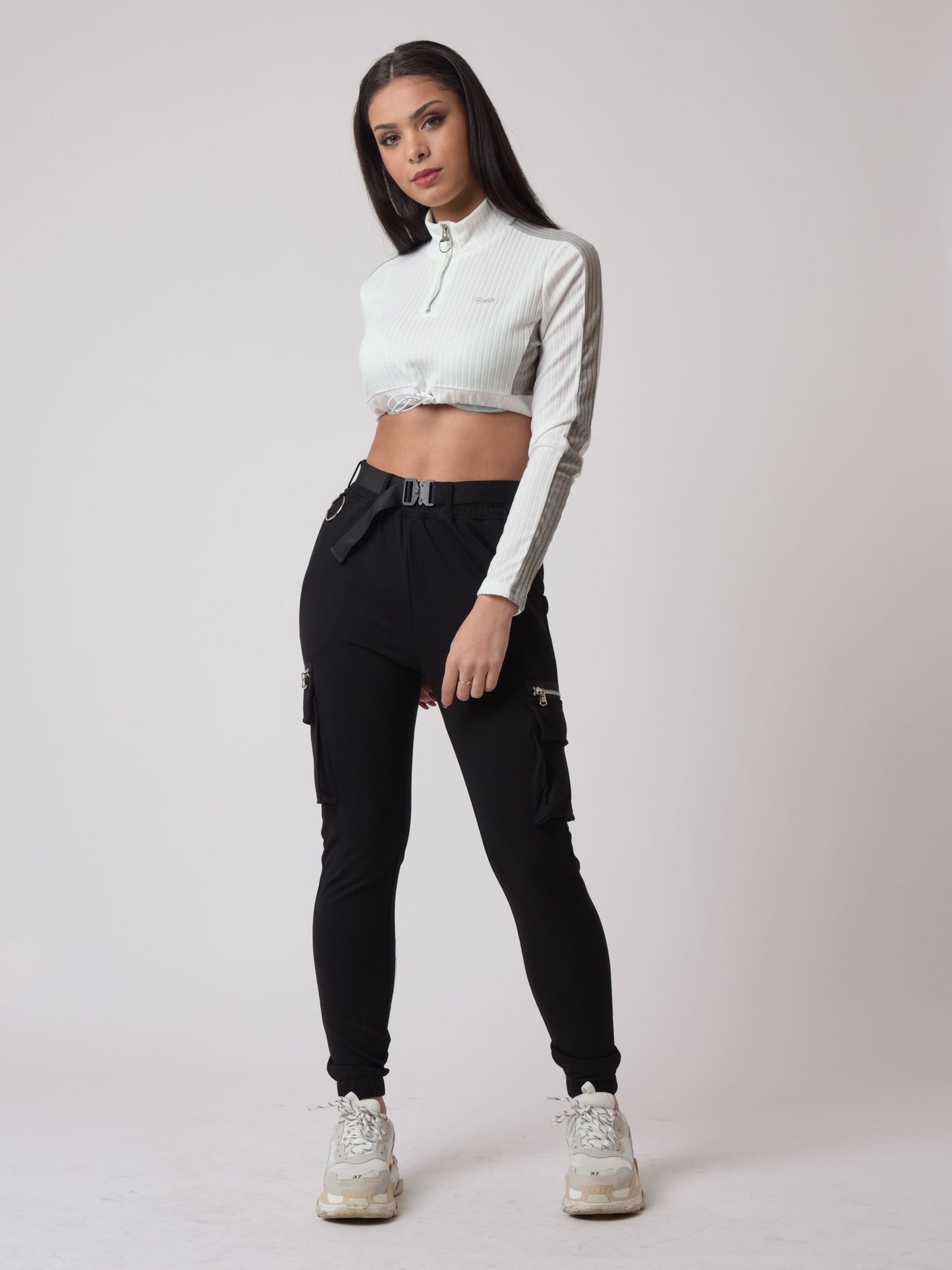 sweatshirt-crop-elastique-blanc-modelshot